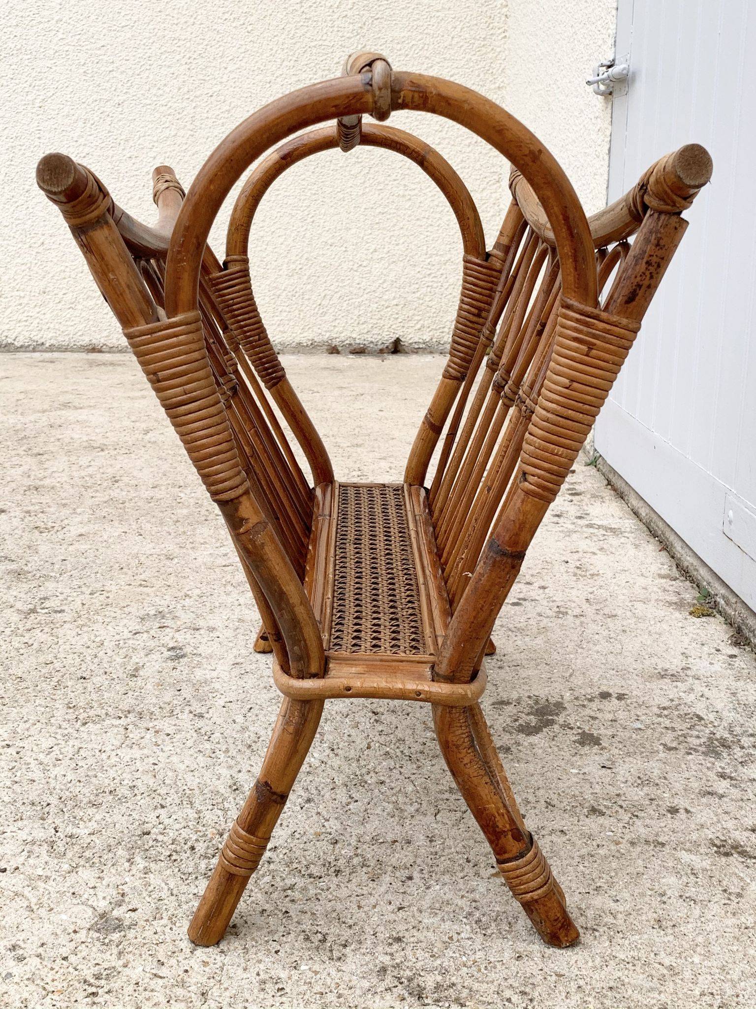 Porte-revue vintage rotin 1950
