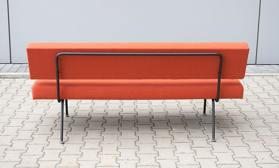 Sofa model 32 designed by Florence Knoll for Knoll International