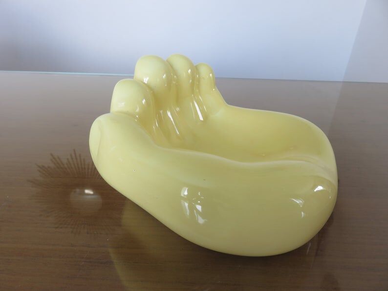 Empty hand-shaped pocket in pale yellow ceramic years70