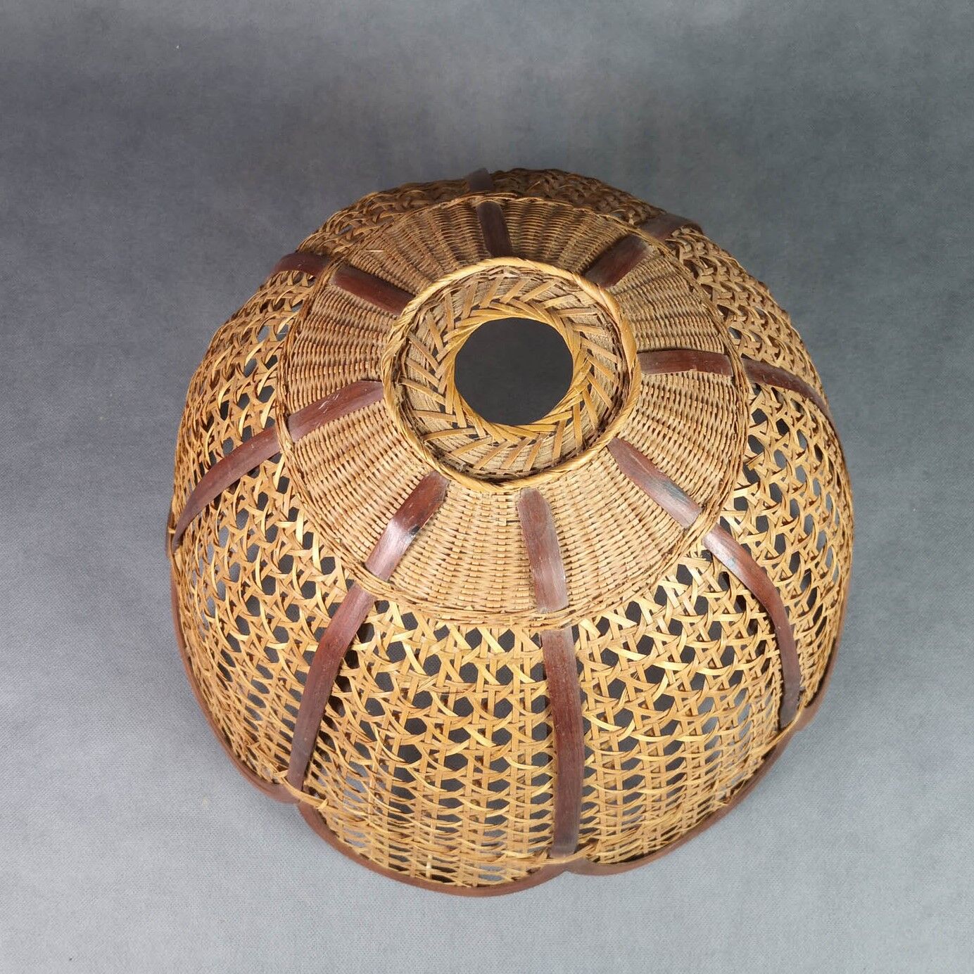 Flower suspension in braided rattan and vintage openwork