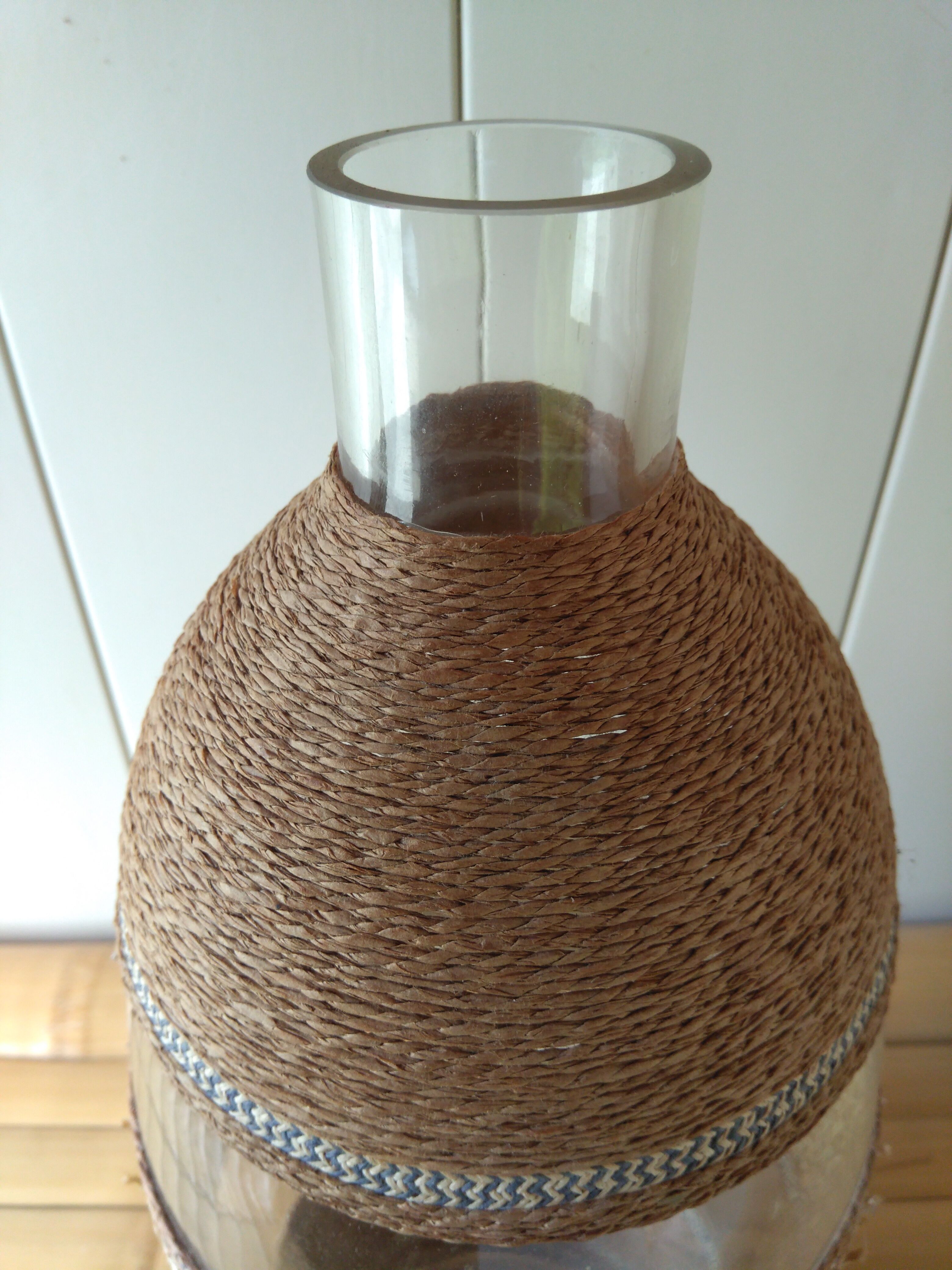 Cane glass-decorated vase and natural fibers