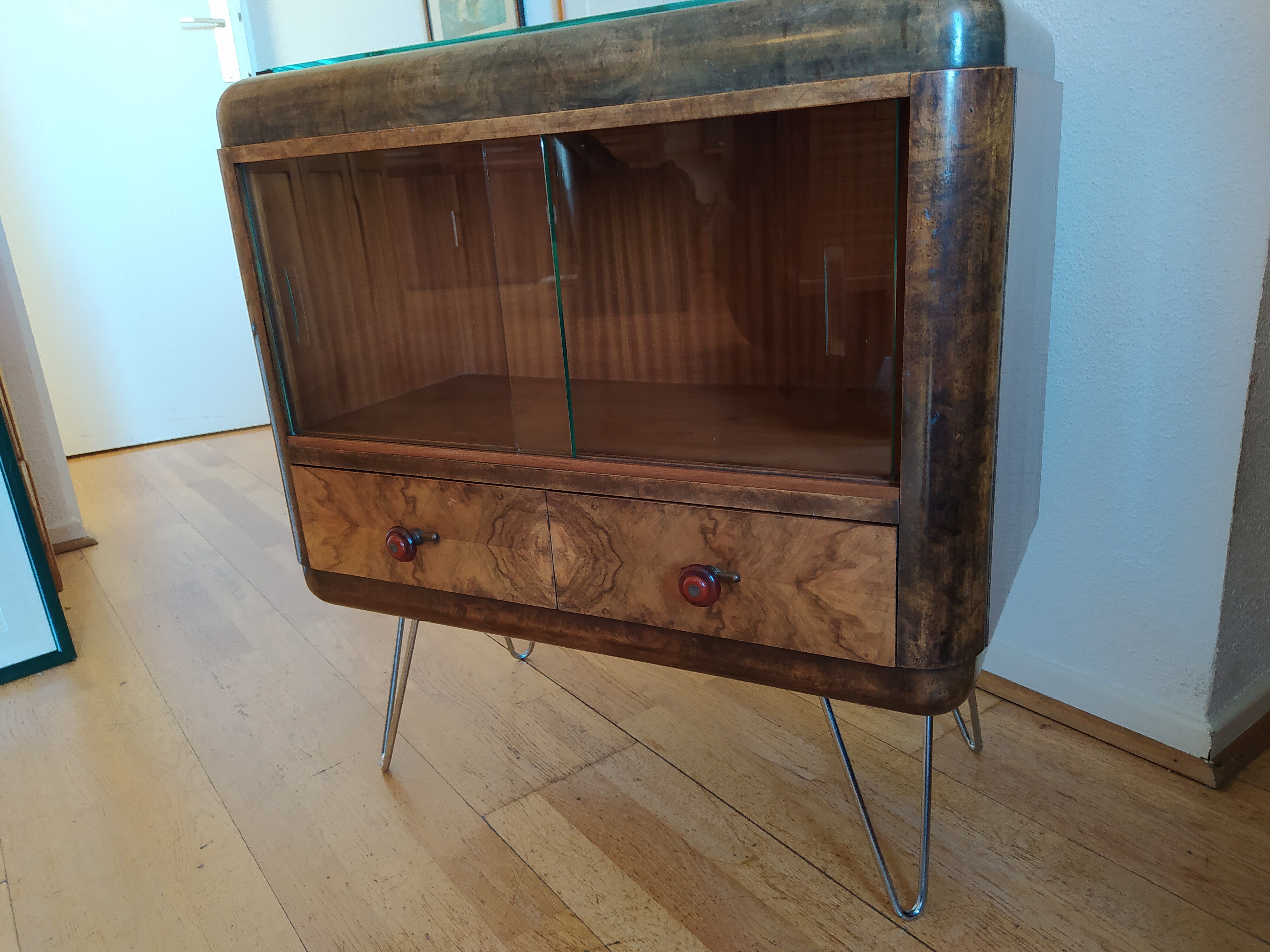 Extra furniture with shop window
