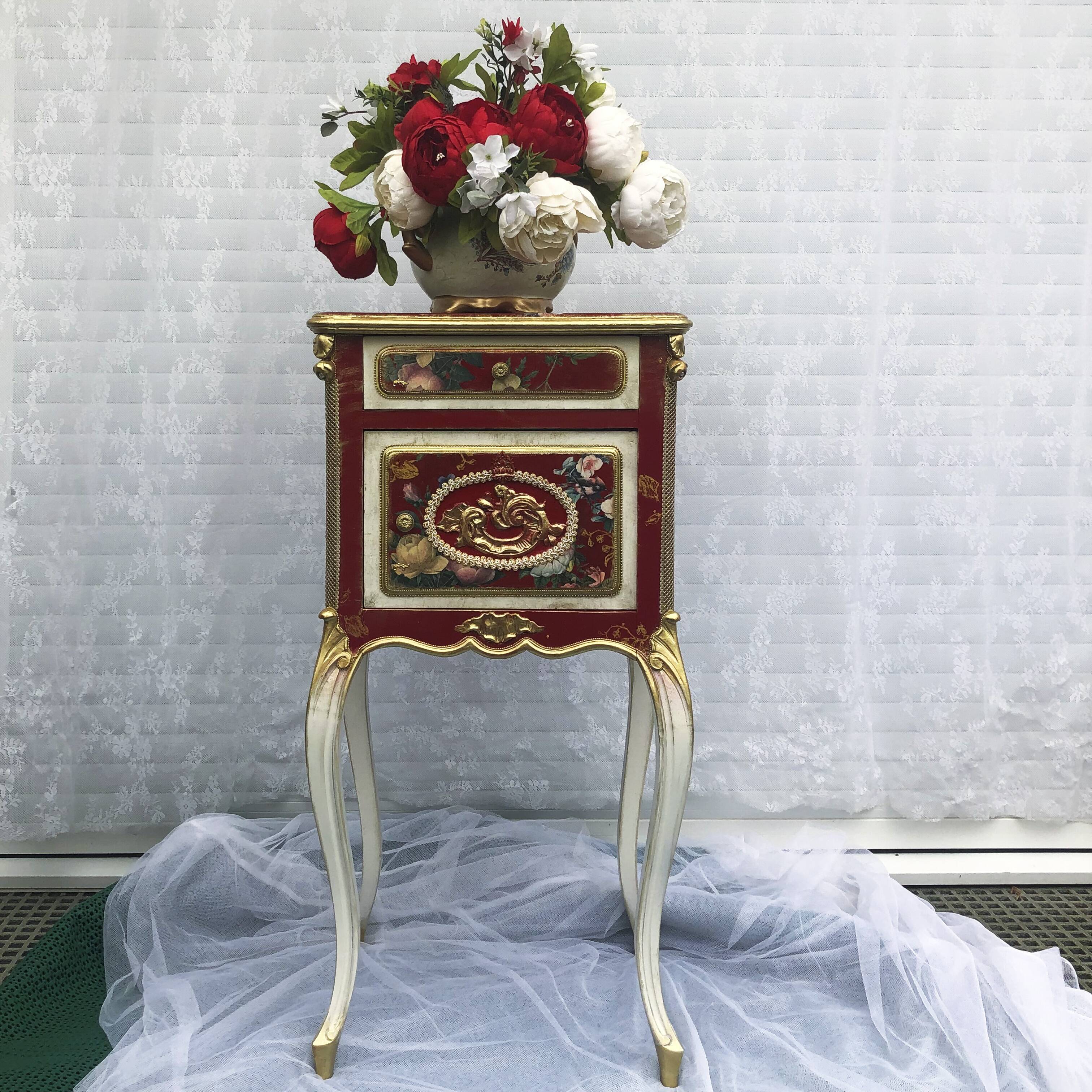 Meuble relooké baroque – pièce décorative rouge et doré