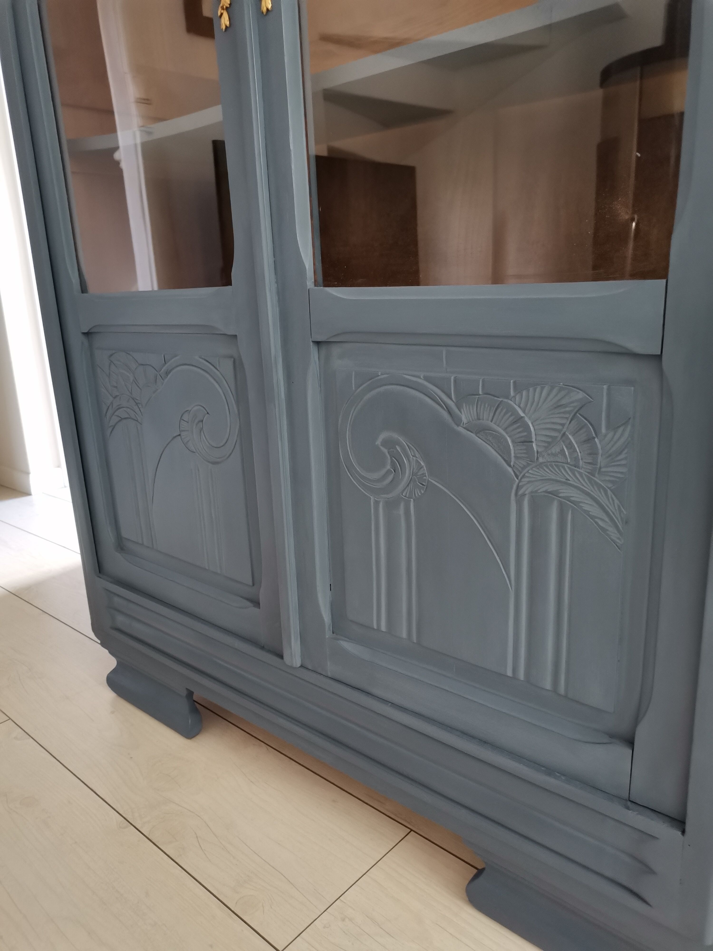 Window cabinet