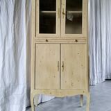 Bookcase with patinated partitions