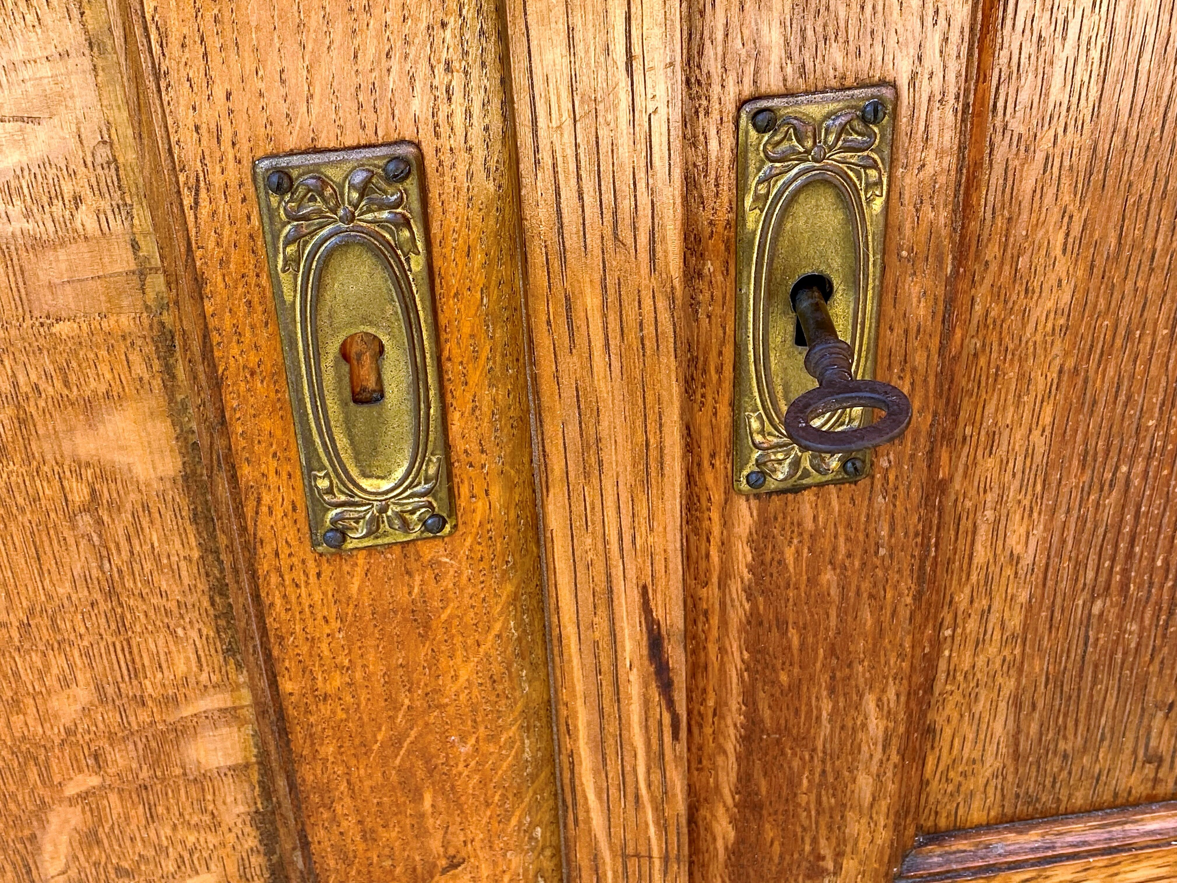 Toilet furniture, dressing table