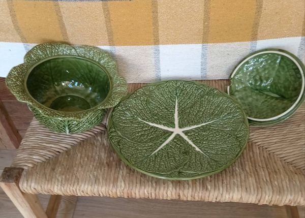 Ensemble de plats en barbotine feuilles de chou