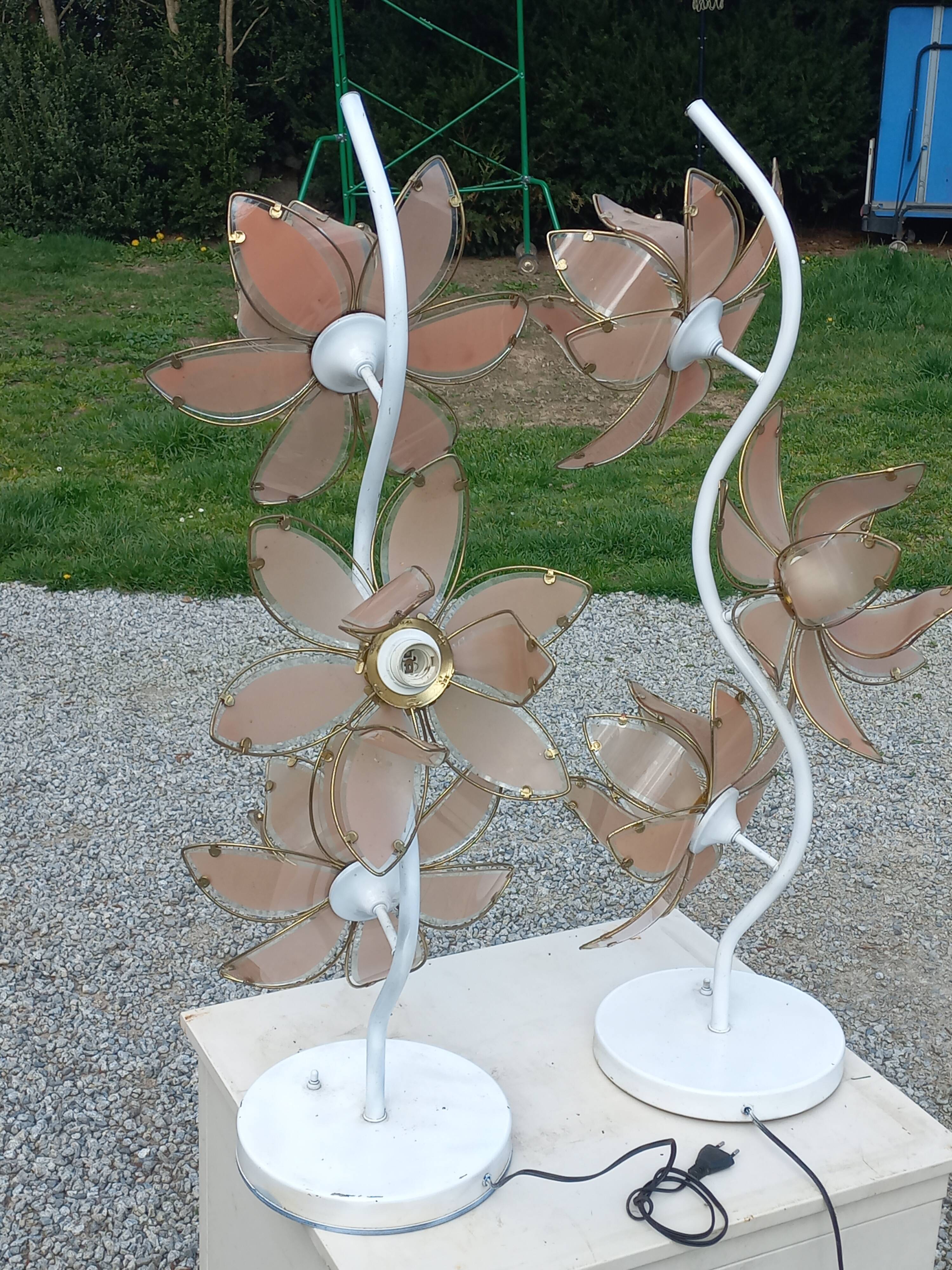 Paire de lampadaires des années 70 en métal laqué  fleurs en verre et métal doré
