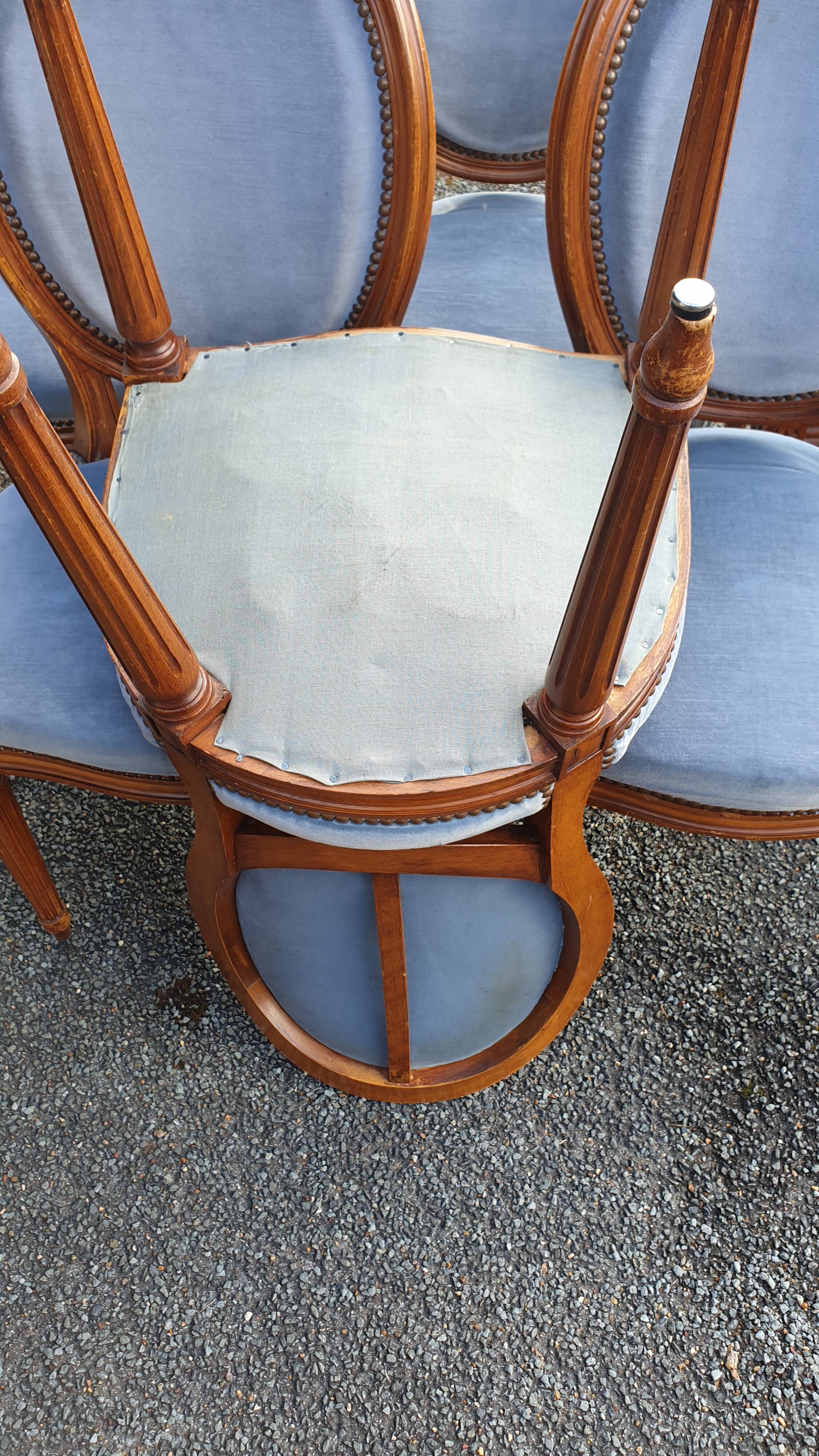 6 chaises à  médaillon Louis XVI