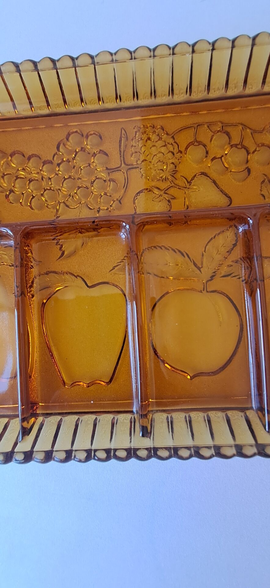 Plateau à compartiments. Verre ambré.  Années 70