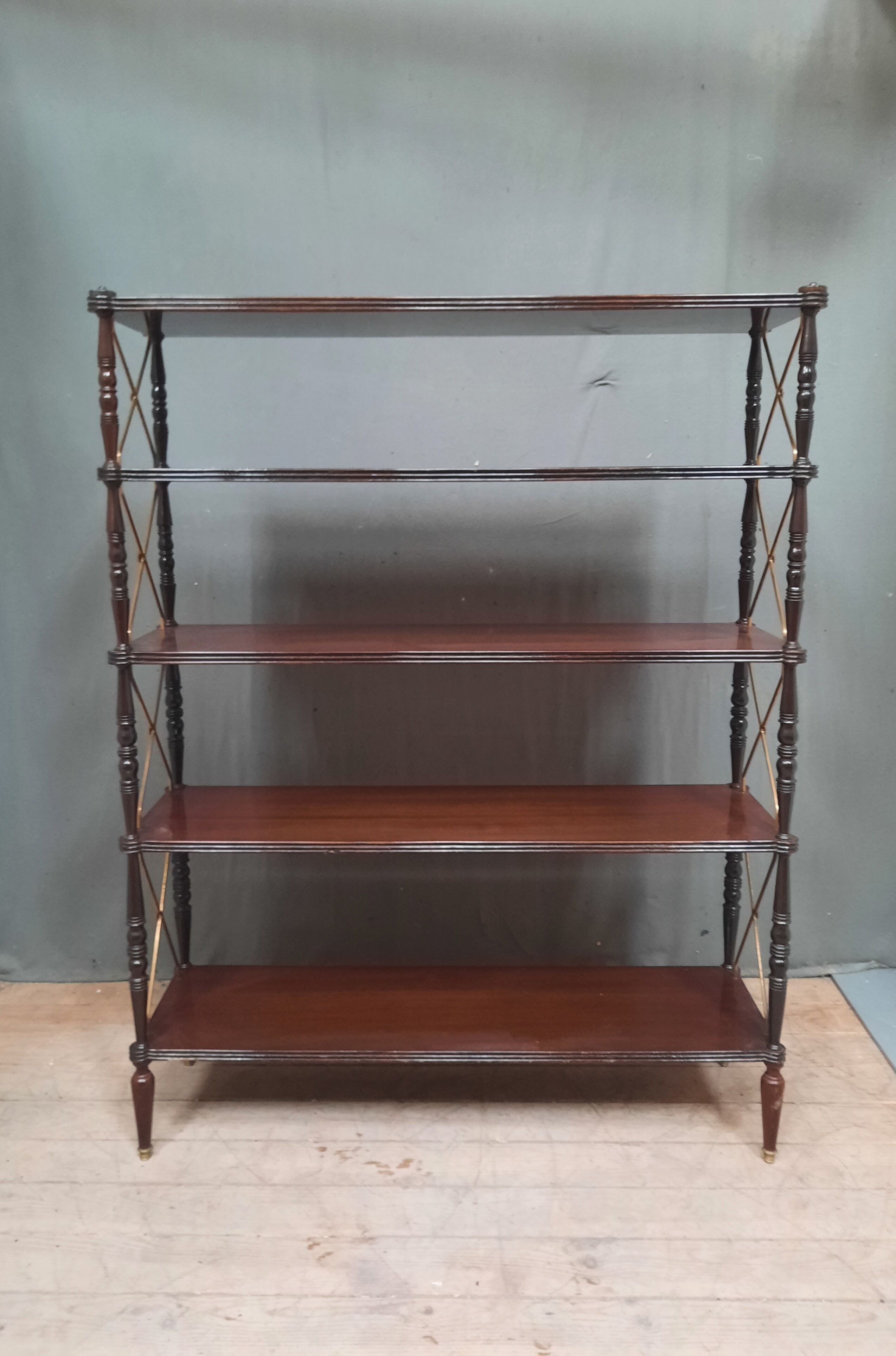 Five-tray floor in varnished mahogany