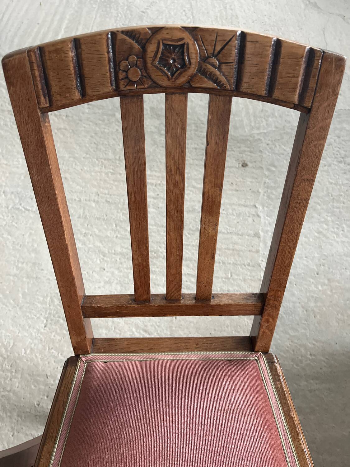 Pair of carved wooden chairs with pink velvet seat ART DECO