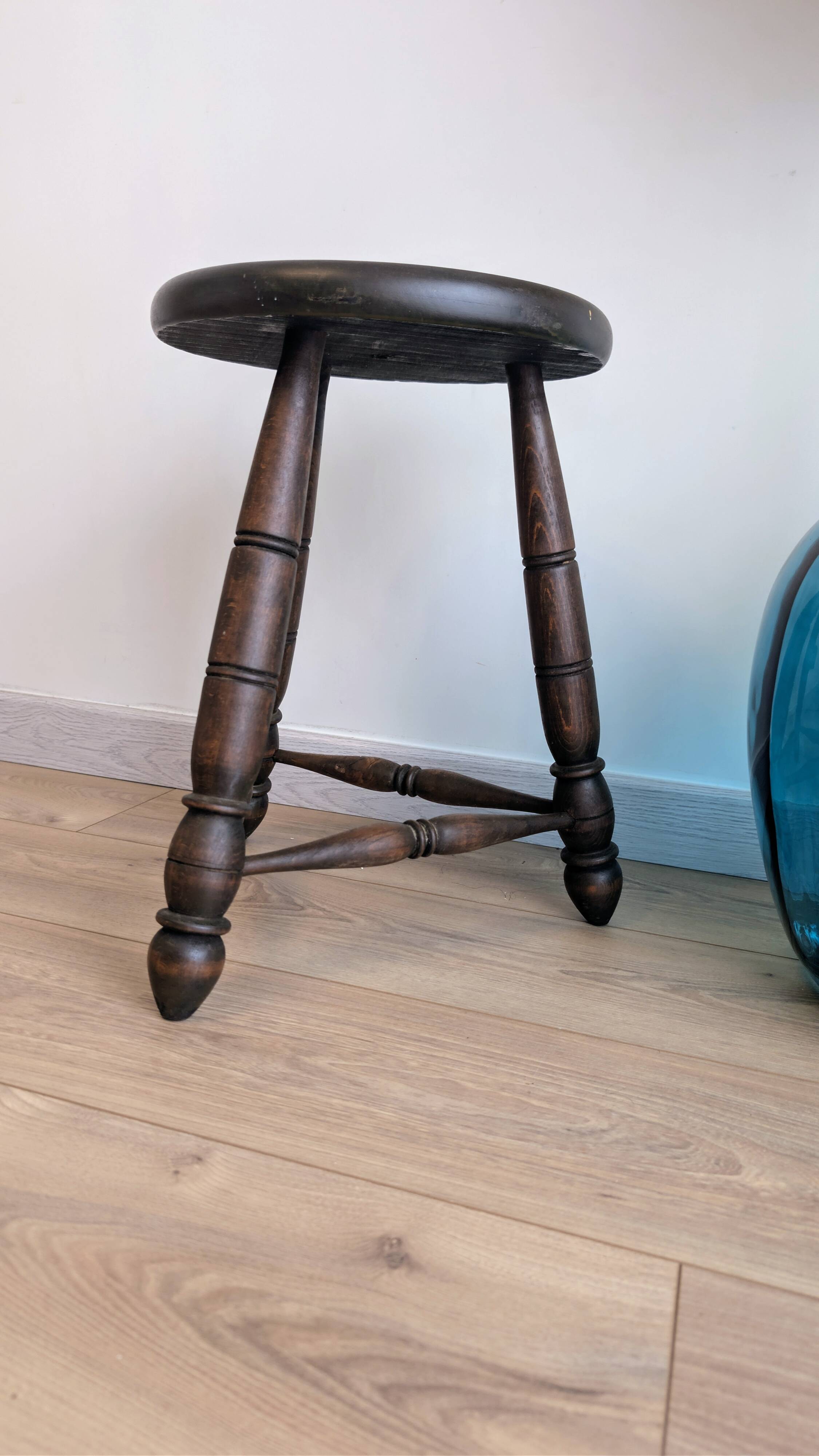 Tripod stool in turned wood, attributed to Charles Dudouyt, 20th century.