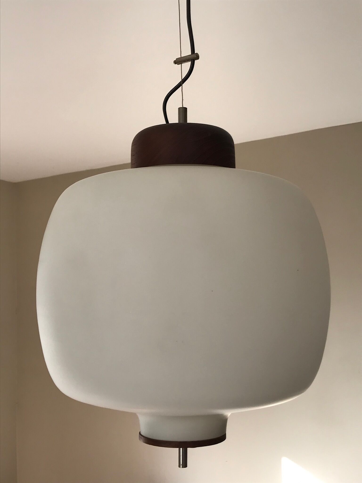 Suspension opaline et teck des années 60