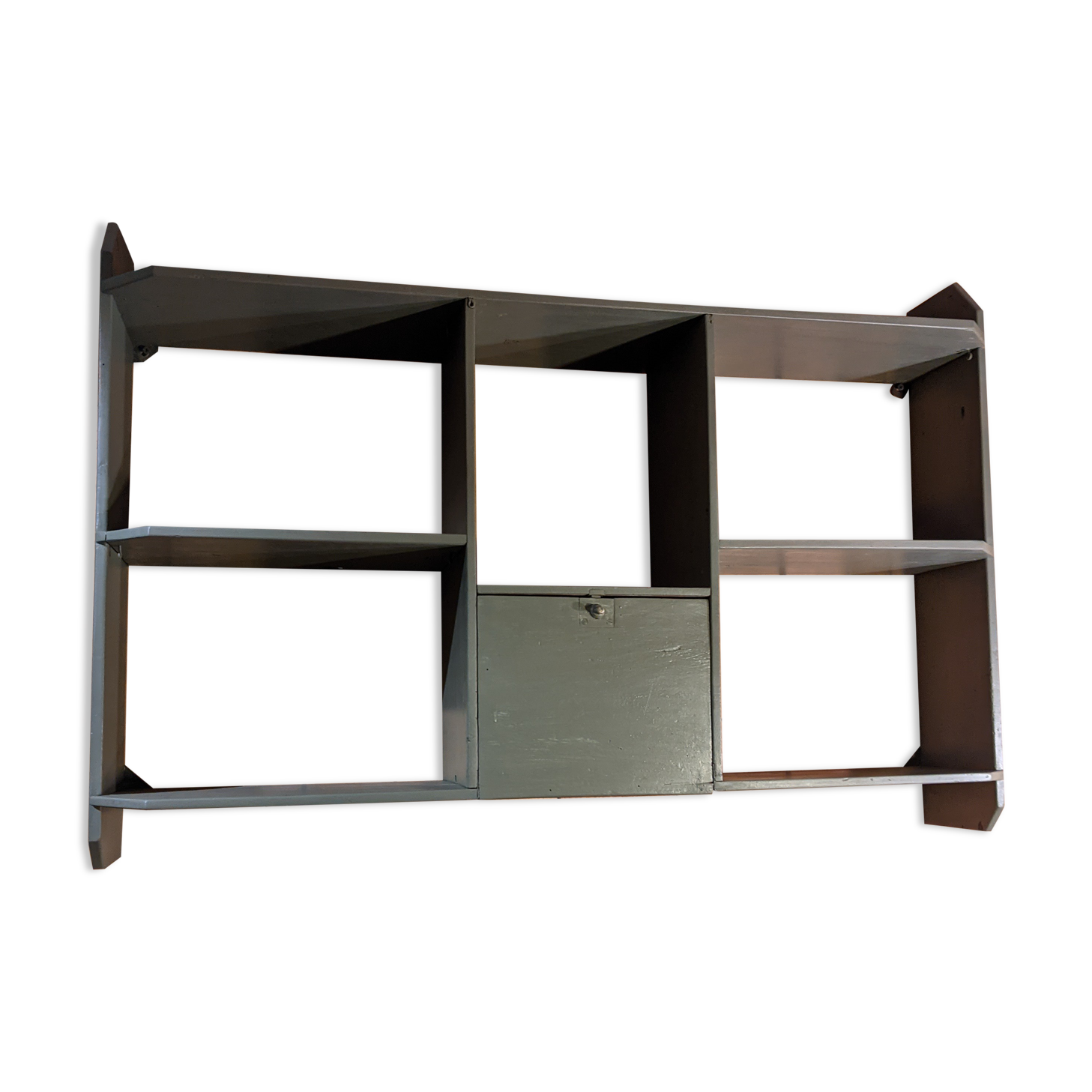 Wall shelf with lockers
