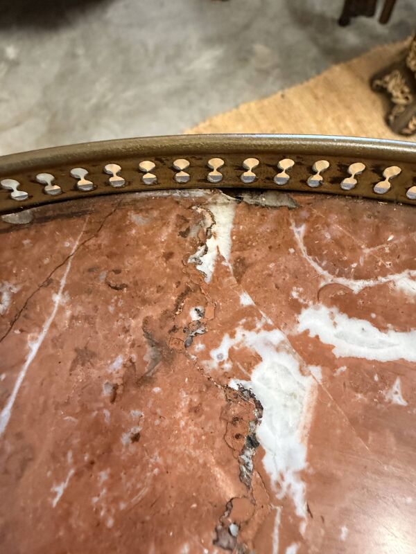 Table d’appoint de style Transition, dessus marbre rouge
