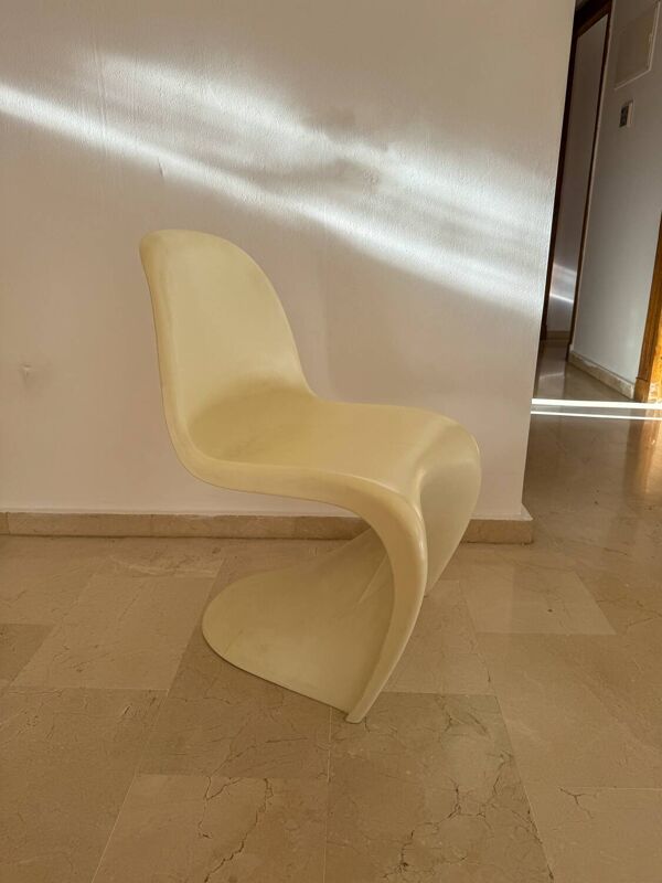 Chaise design en plastique style Panton