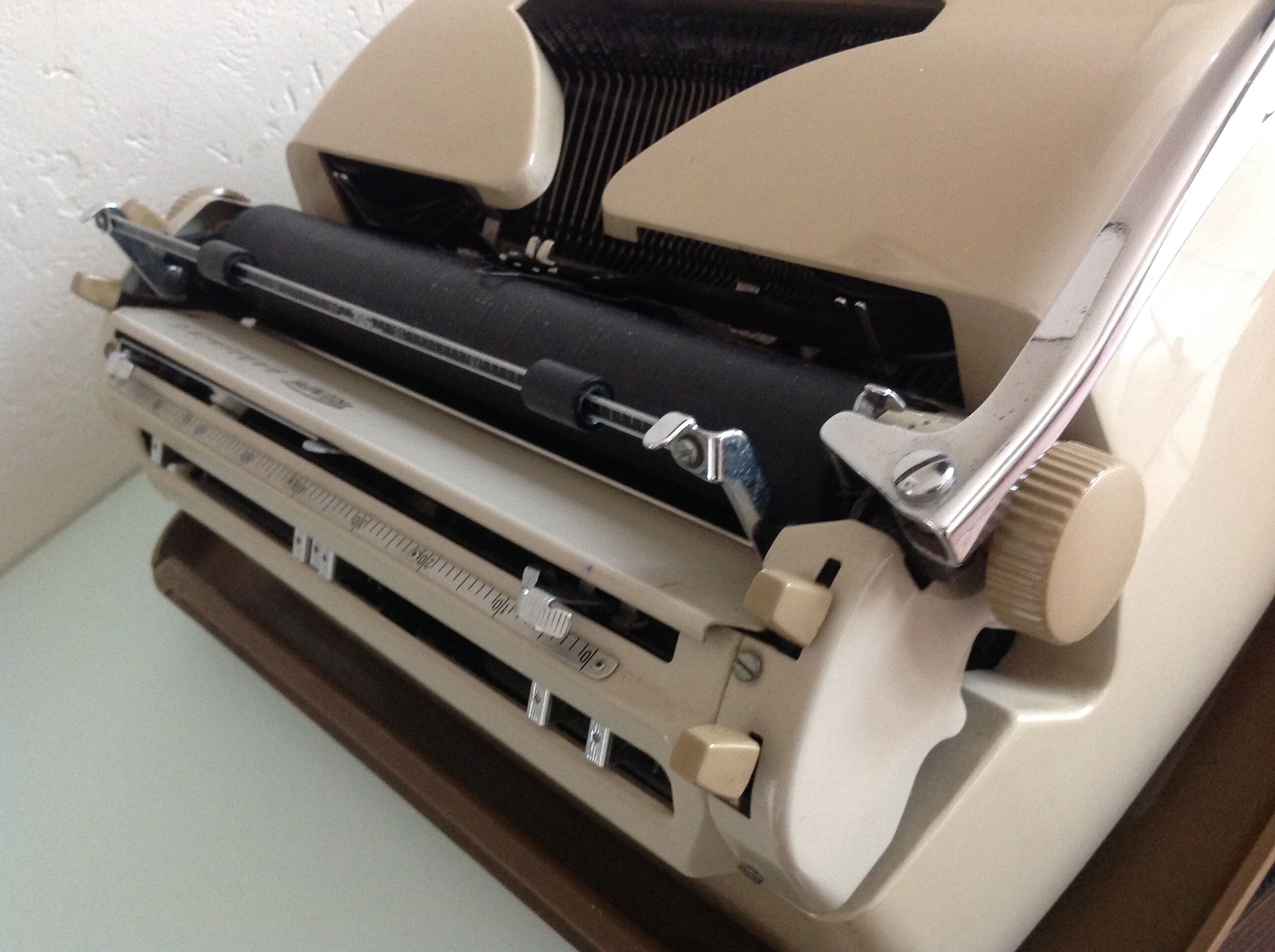 Triumph Gabriele E beige/ vintage 60s writing machine