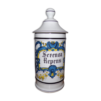 Apothecary pot with pharmacy porcelain of dismissal