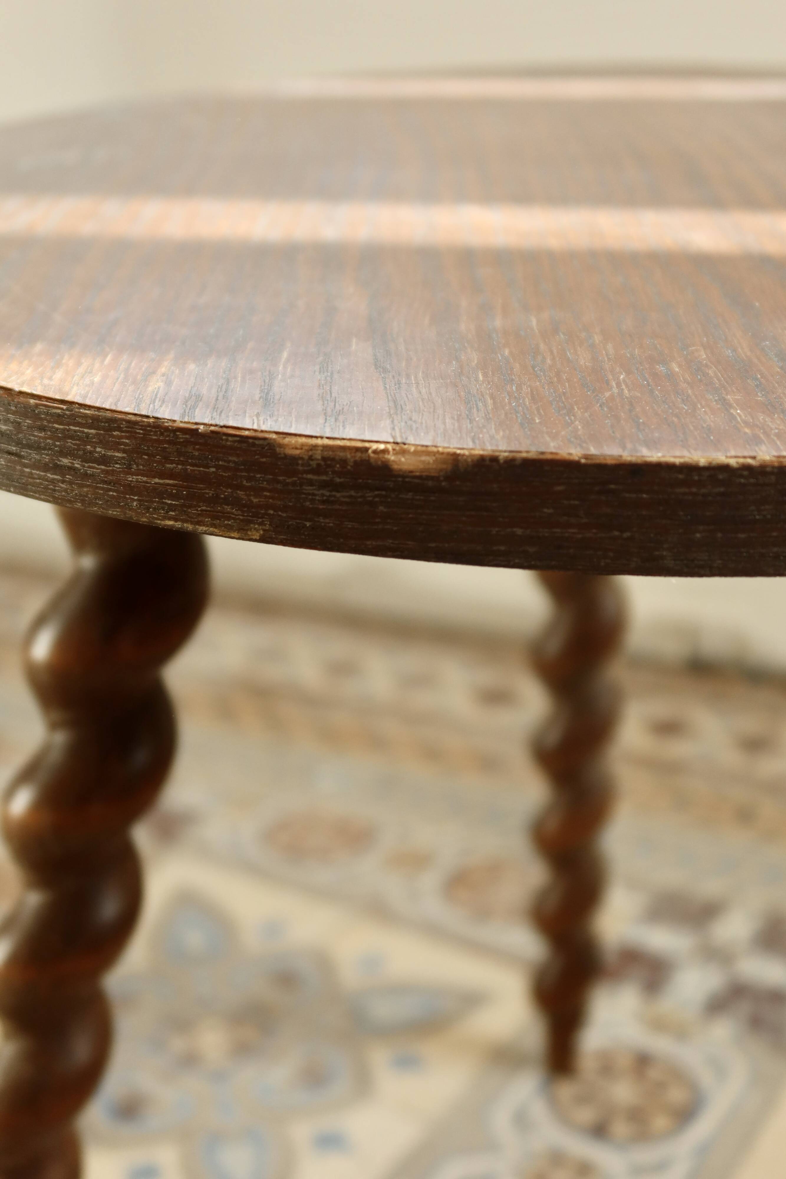 Vintage circular side table in wood with turned legs.