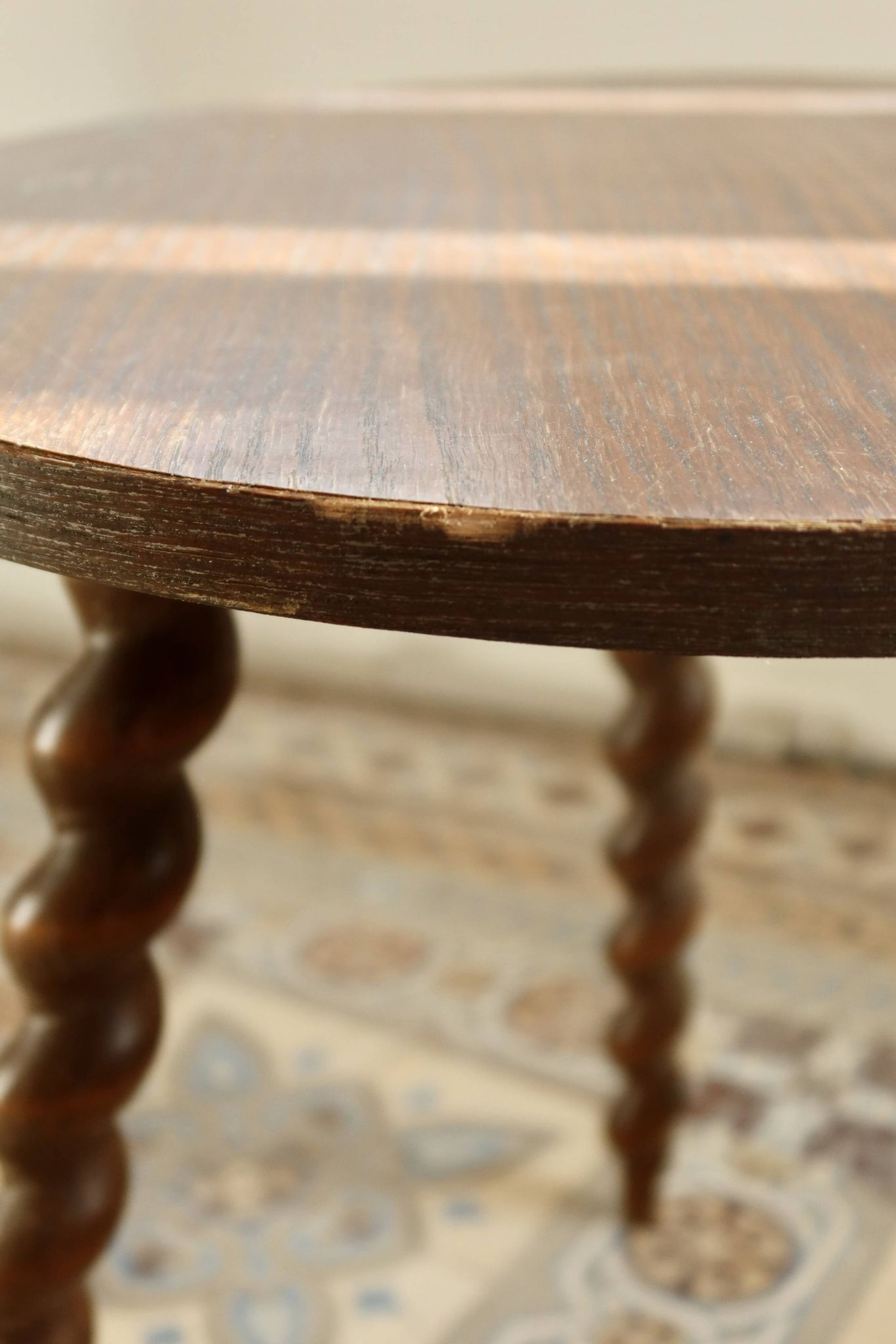 Table d’appoint circulaire vintage en bois à pieds tournés