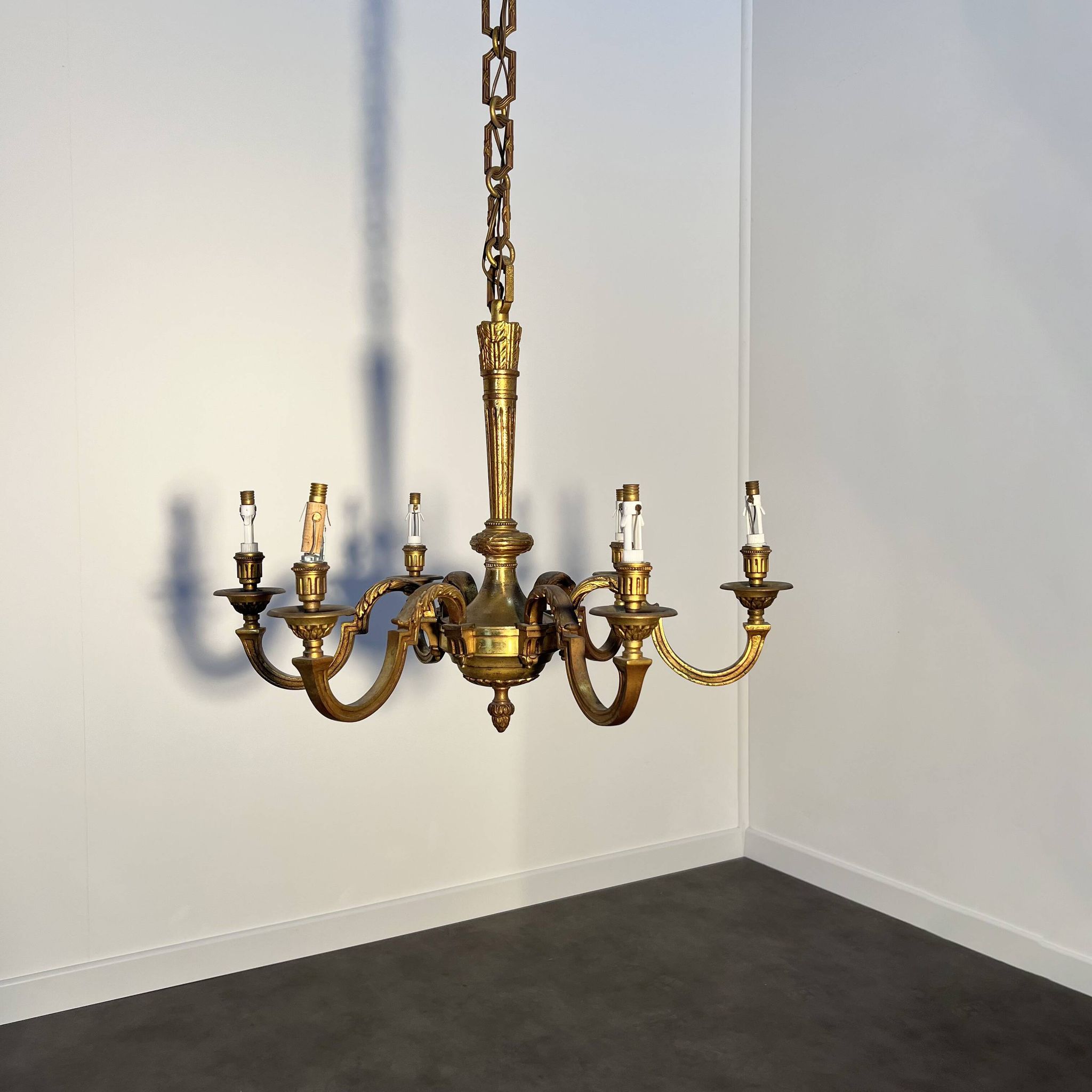 Important six-light chandelier in chiselled gilded bronze, Empire, 19th century