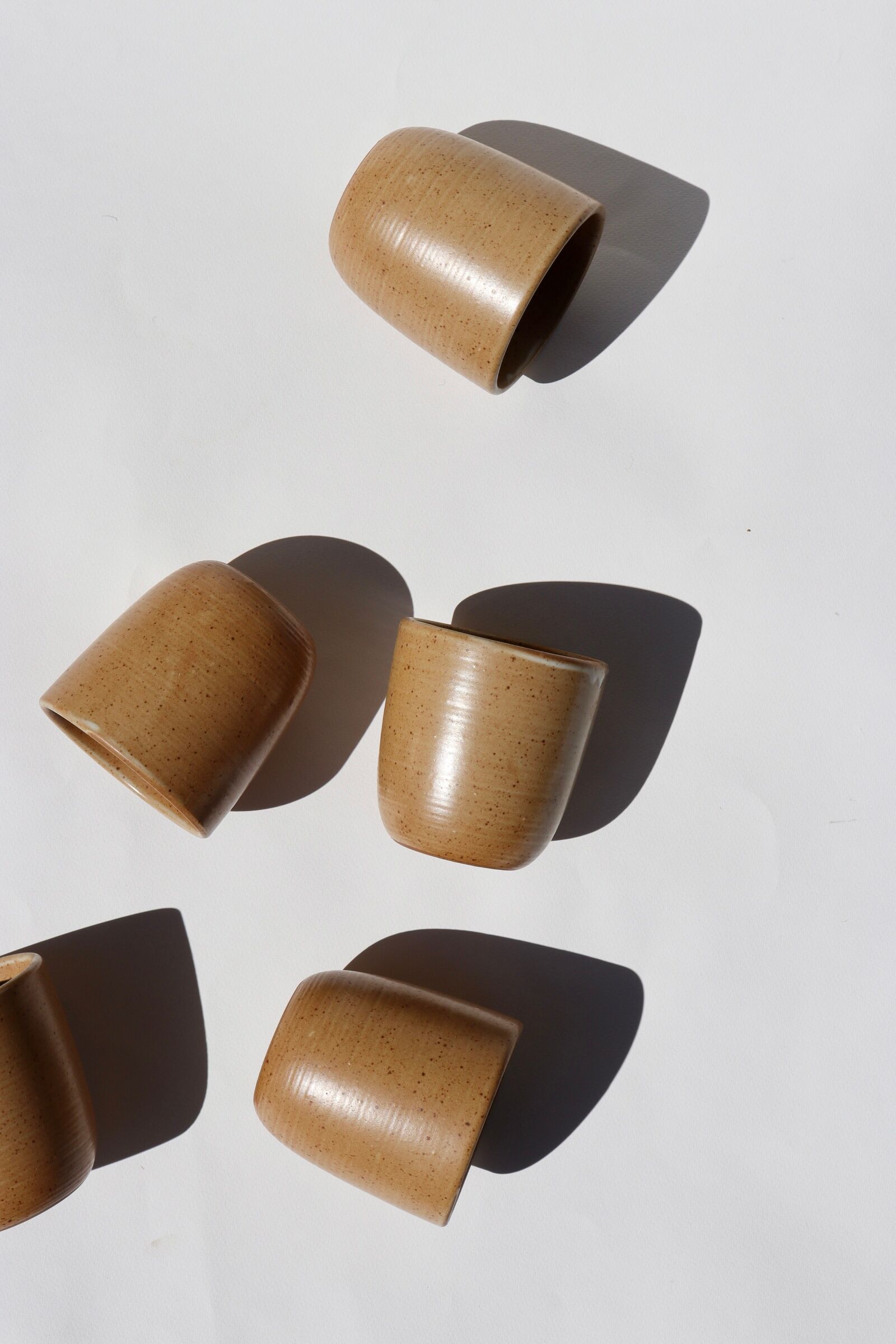 5 tasses en grès moucheté Grès Village