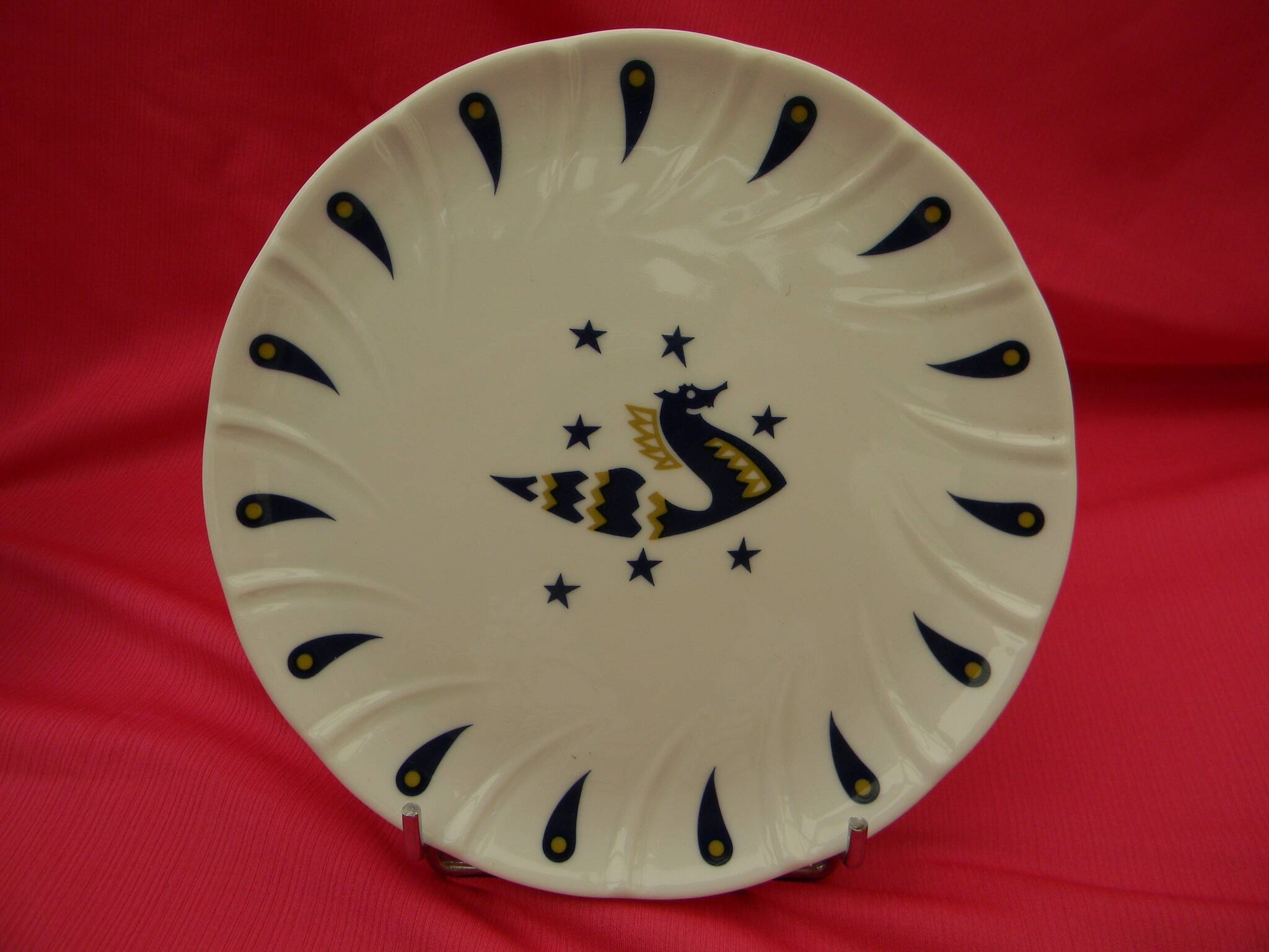 Lot de 2 assiettes à dessert en porcelaine . décor de jean picart le doux.