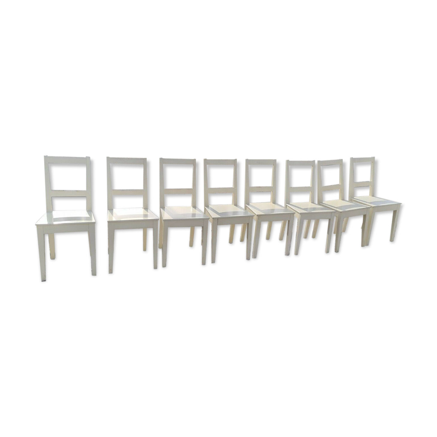 8 chaises blanches en bois