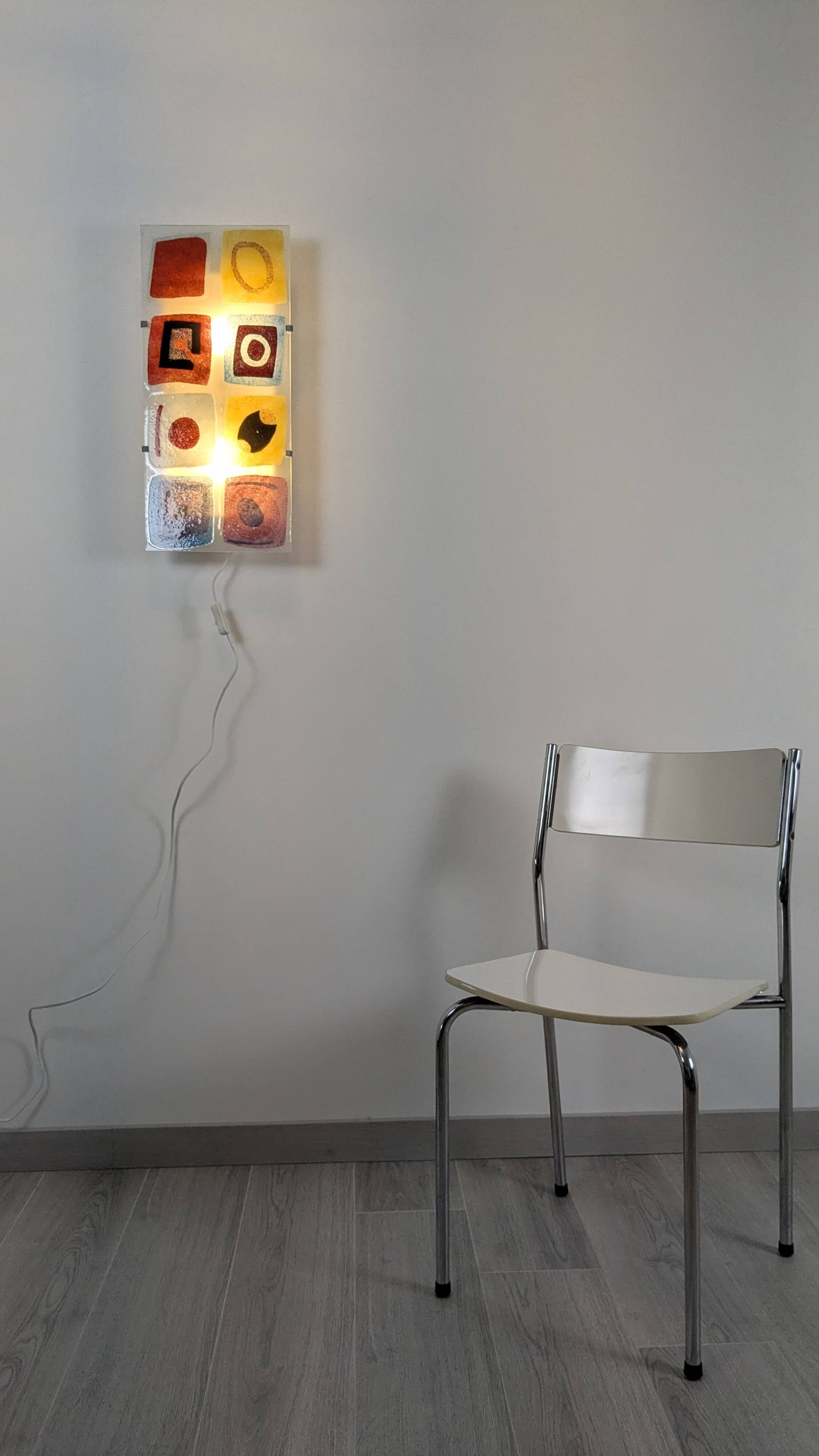 Modernist chair in chrome metal and white laminate, 1960s style.