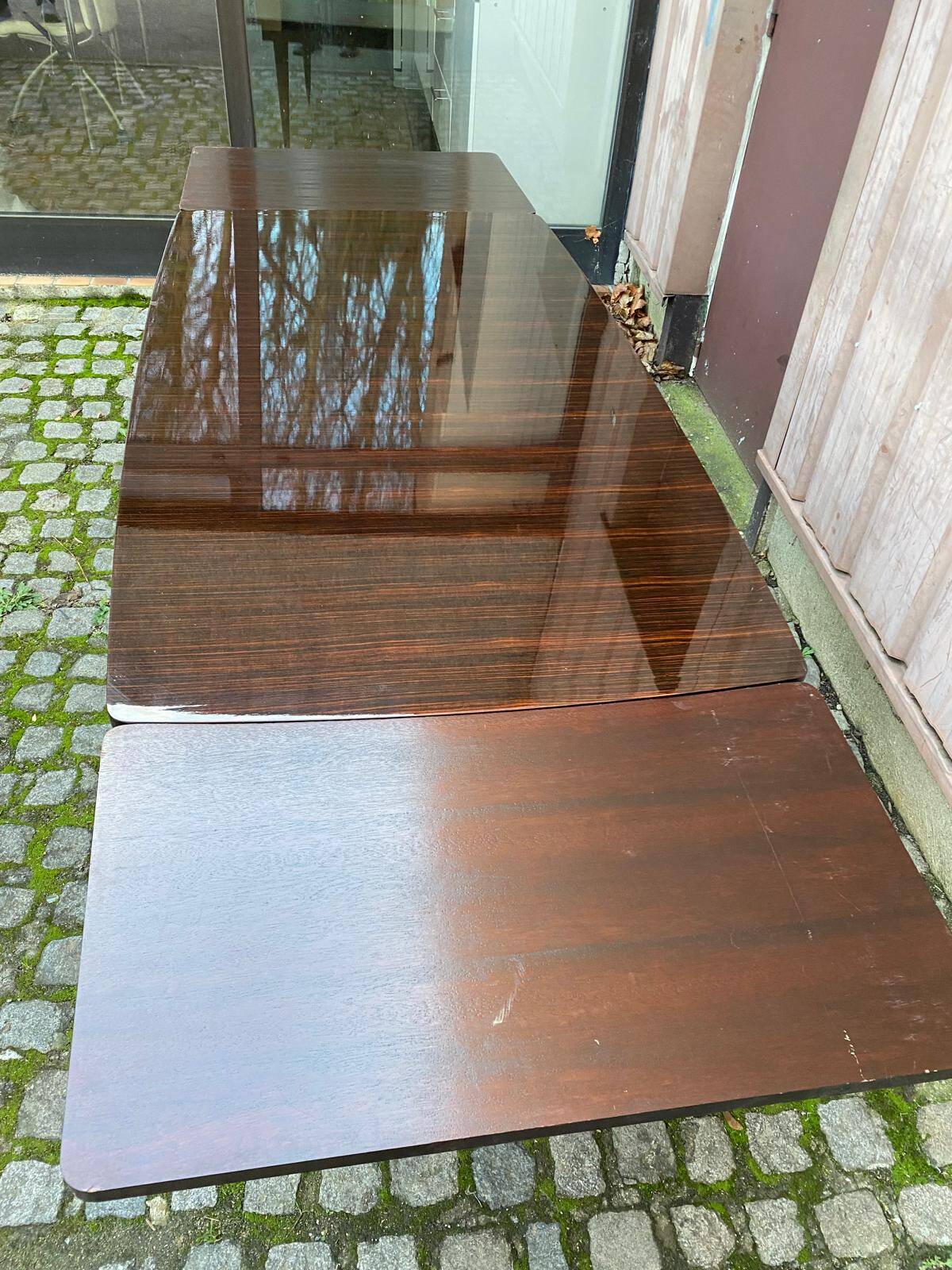 Scandinavian extendable dining table made of solid wood and rosewood effect.