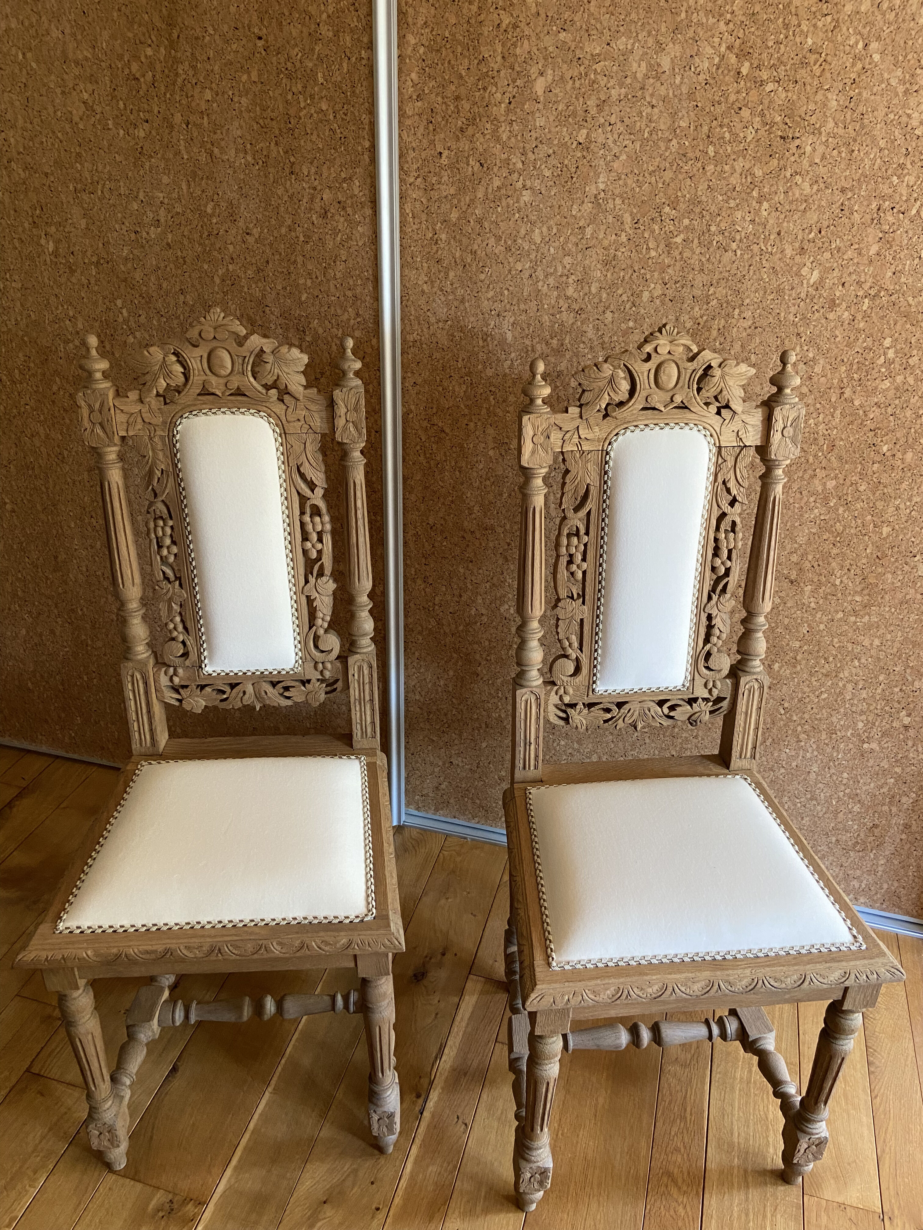 Set of 2 wooden chairs