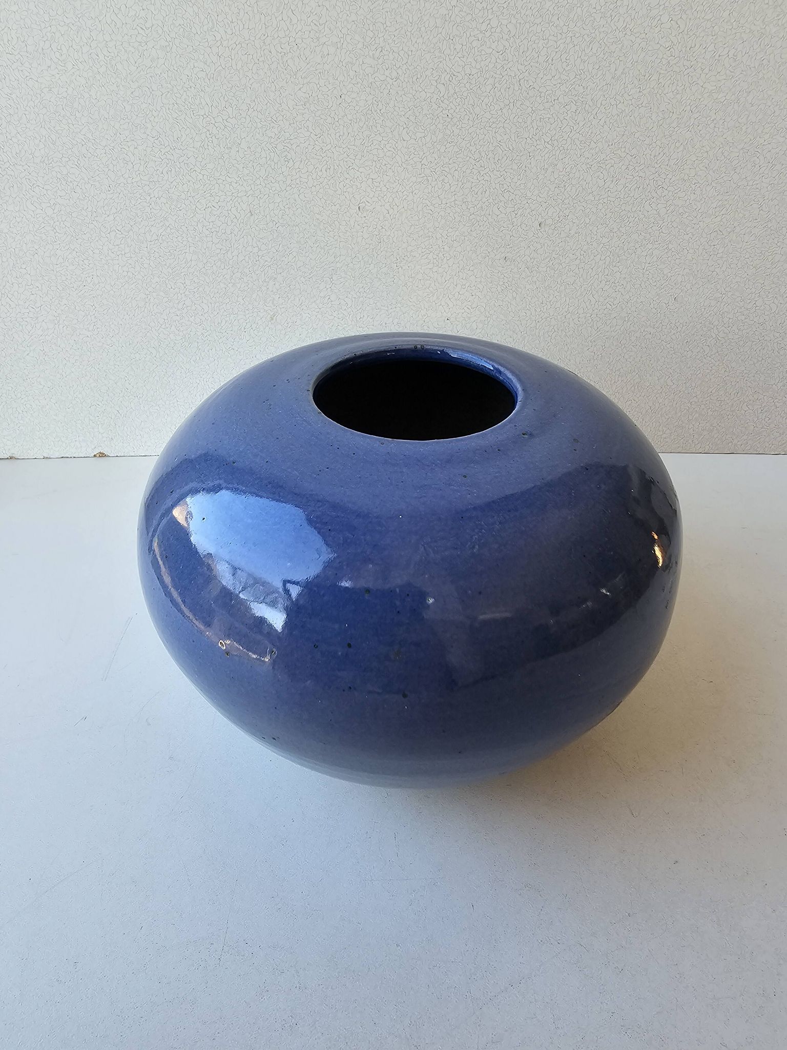 Vase boule en céramique couleur bleue Non signé