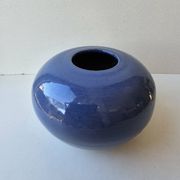 Vase boule en céramique couleur bleue Non signé