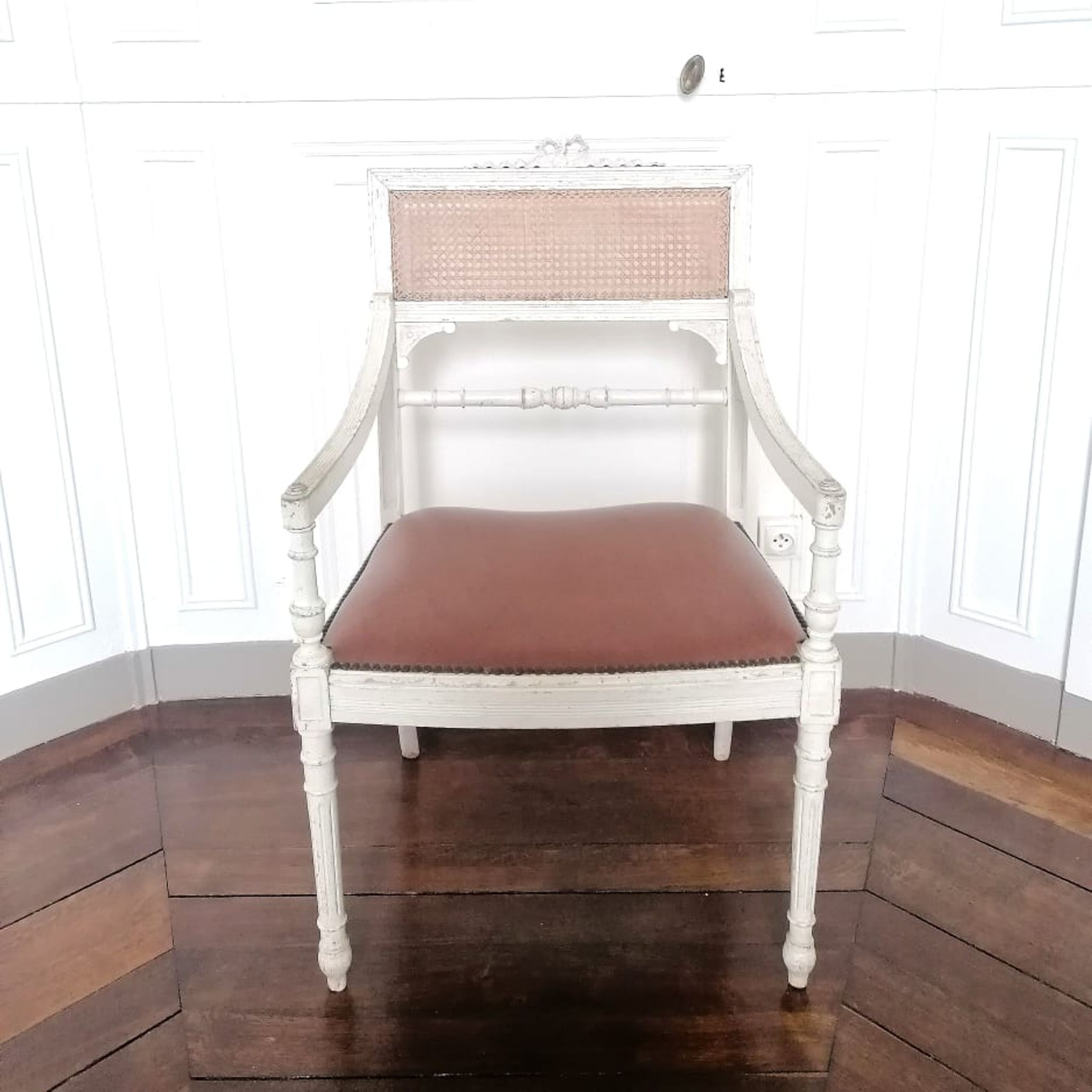 Fauteuil canné de style Louis XV bois laqué