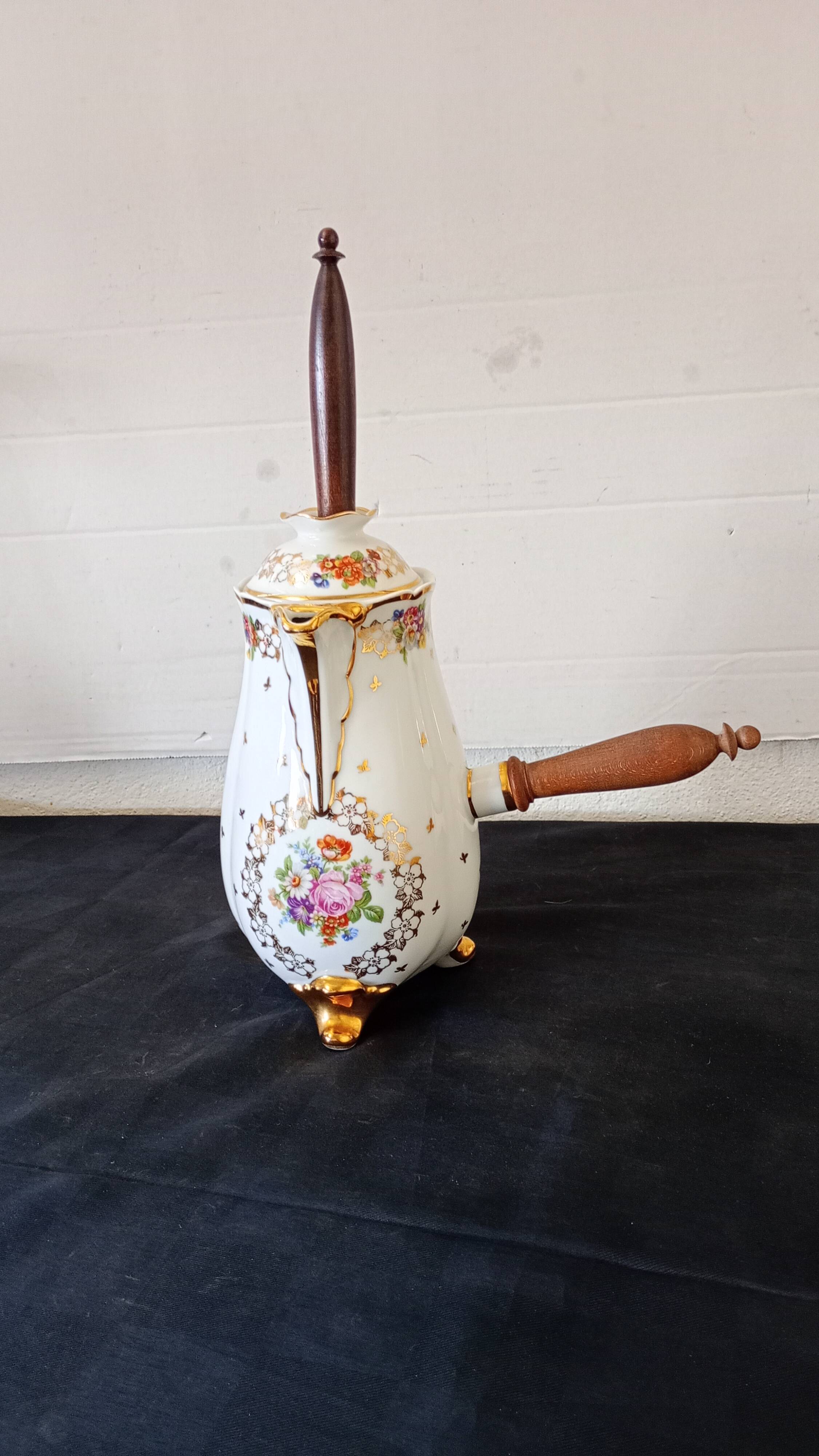 Porcelain chocolate maker