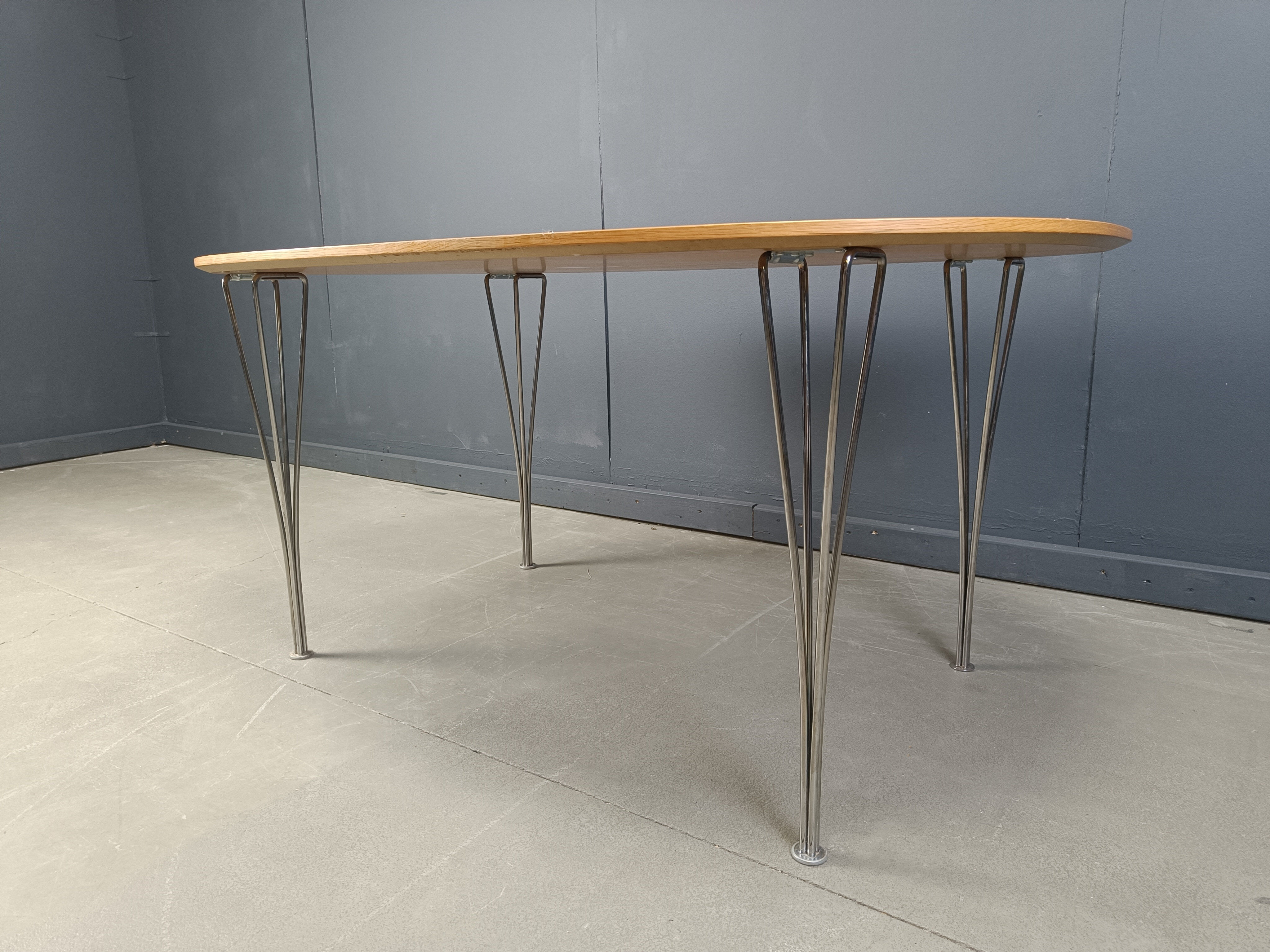 Table superellipse par Bruno Mathsson et Piet Hein pour Fritz Hansen