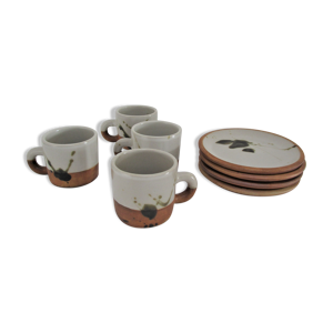 Quatre tasses et soucoupes - poterie