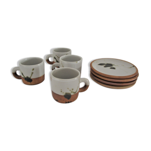 Quatre tasses et soucoupes