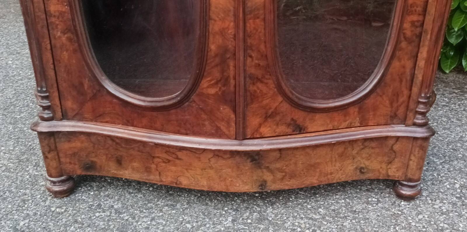 Napoleon III period display cabinet in rosewood.