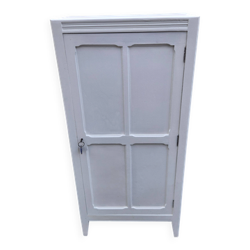 Armoire parisienne en bois blanc