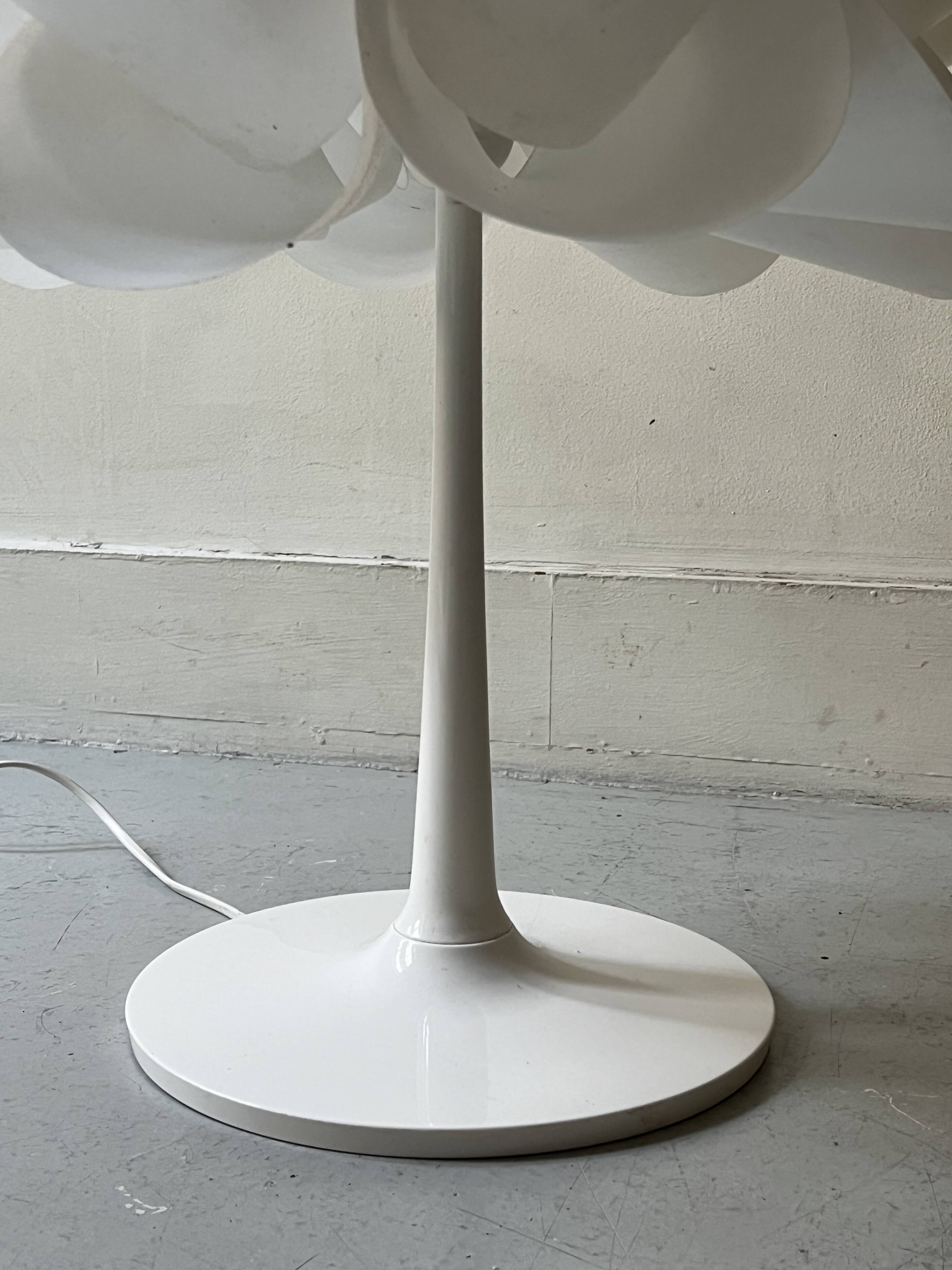 White artichoke tulip design table lamp