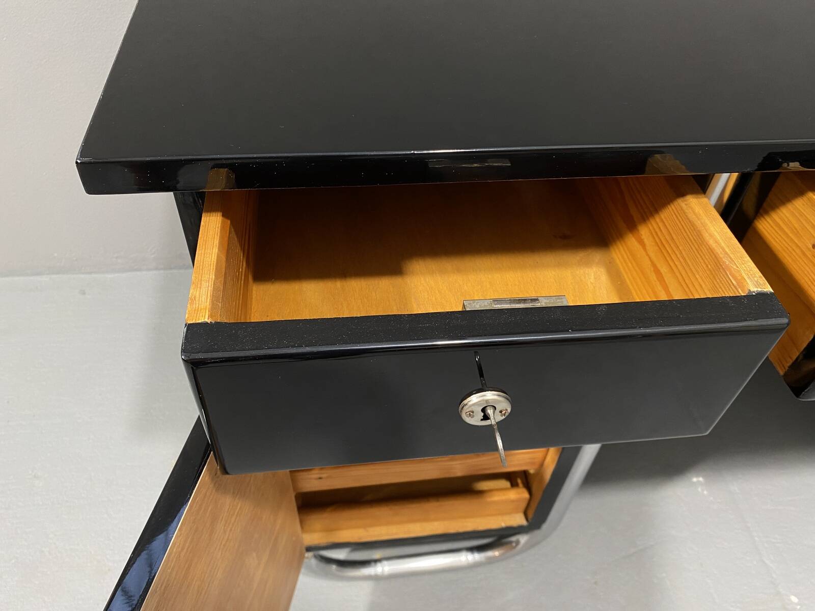 Bureau moderniste tchécoslovaque en chrome et bois, années 1950, Europe