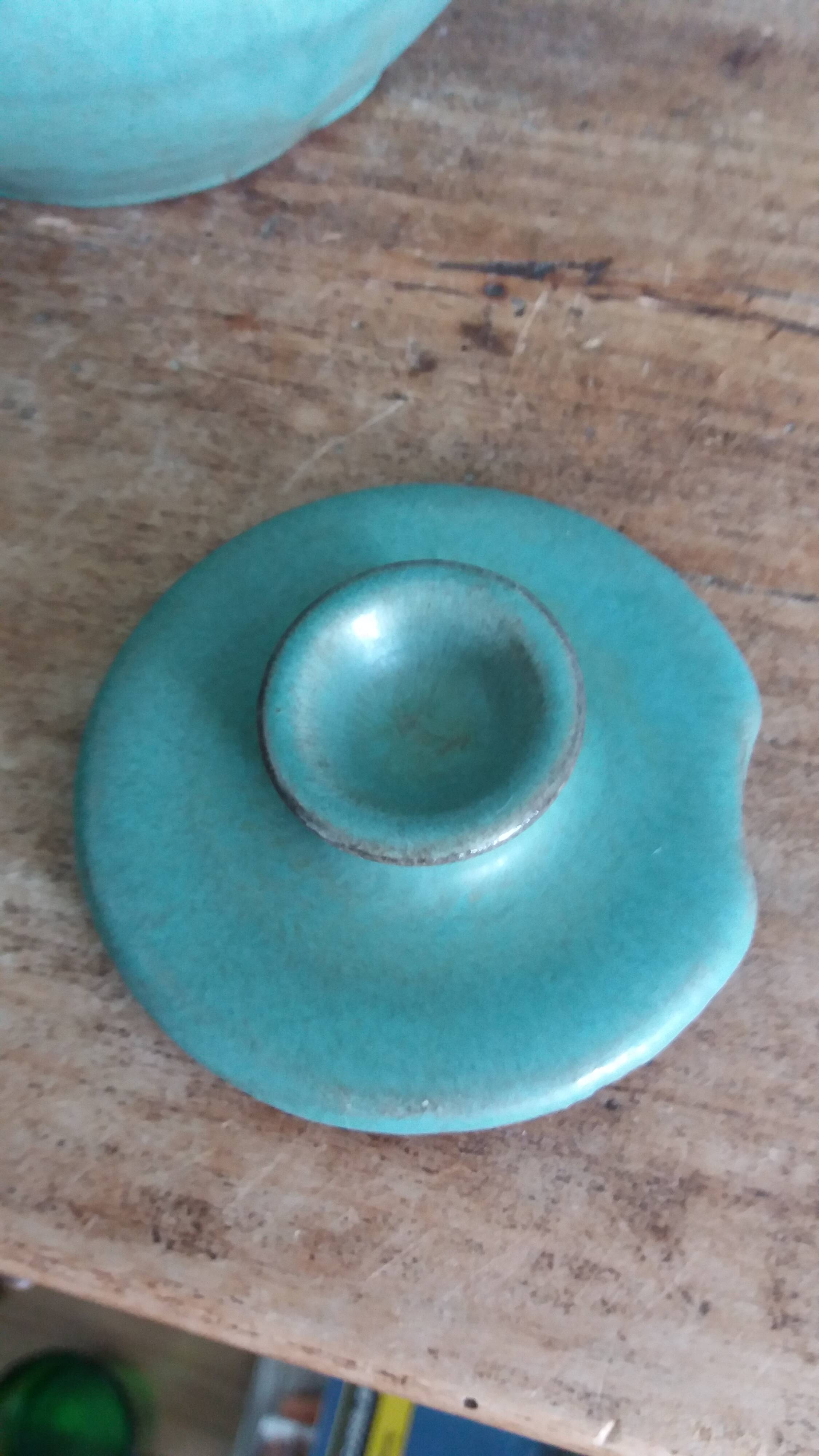 Théière artisanale en grès chamotté émaillé vert de gris signée