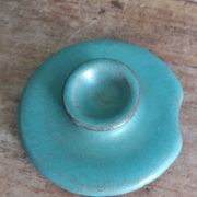 Théière artisanale en grès chamotté émaillé vert de gris signée