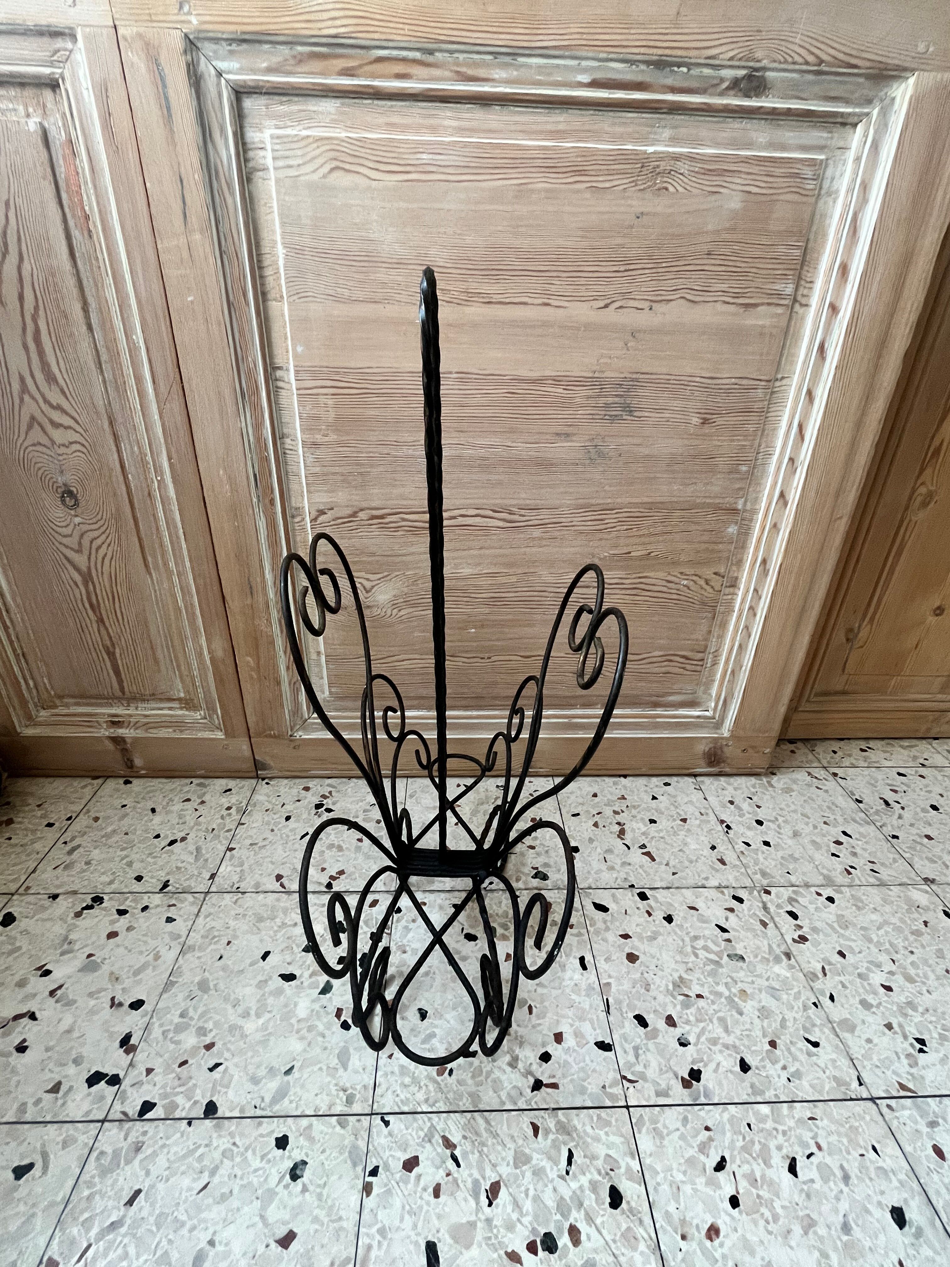 Porte revue en fer forgé