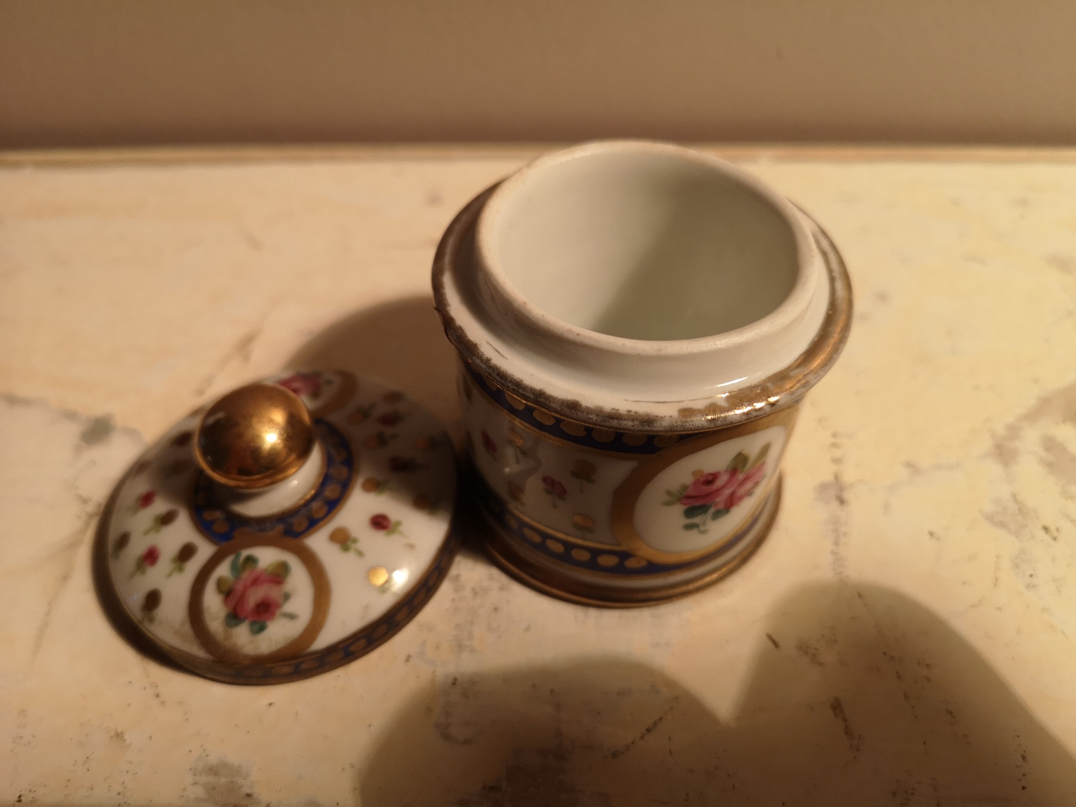 Porcelain box, Chinese motif