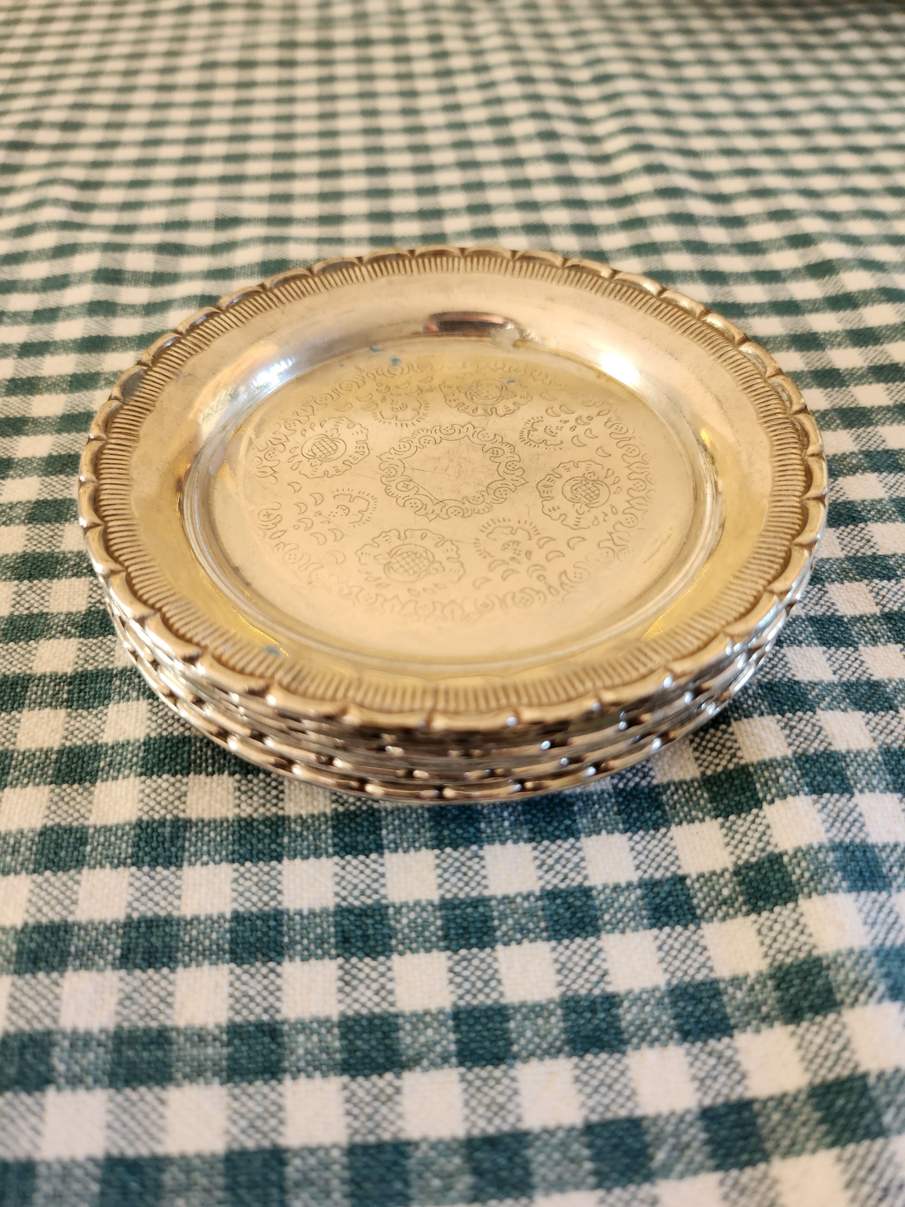 6 coasters engraved in silver metal