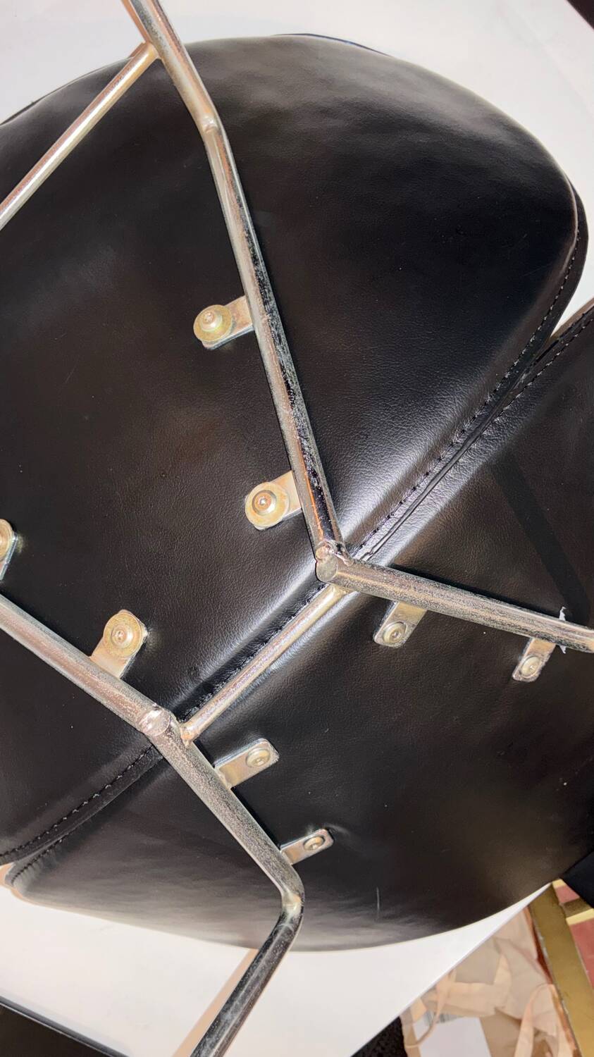 Fauteuil vintage design scandinave en cuir noir – style Arne Jacobsen