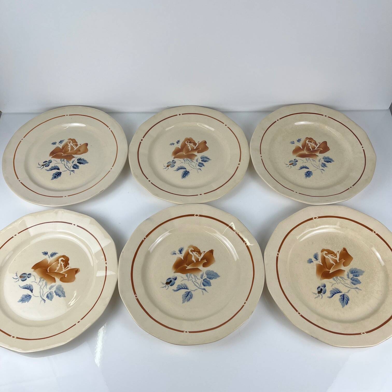 Set of 6 flat plates Sarreguemines flower pattern, first half of the 20th century.